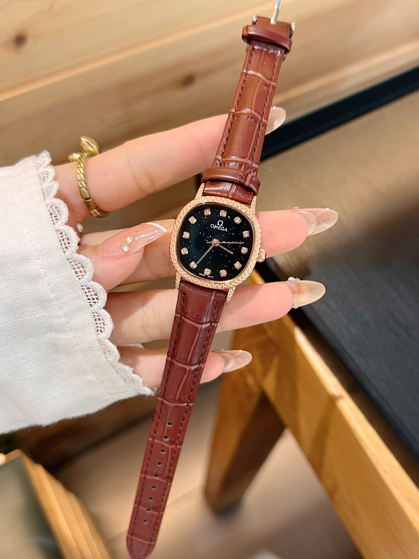 💰55
欧米伽经典款石英手表，进口石英机芯，精钢材质表