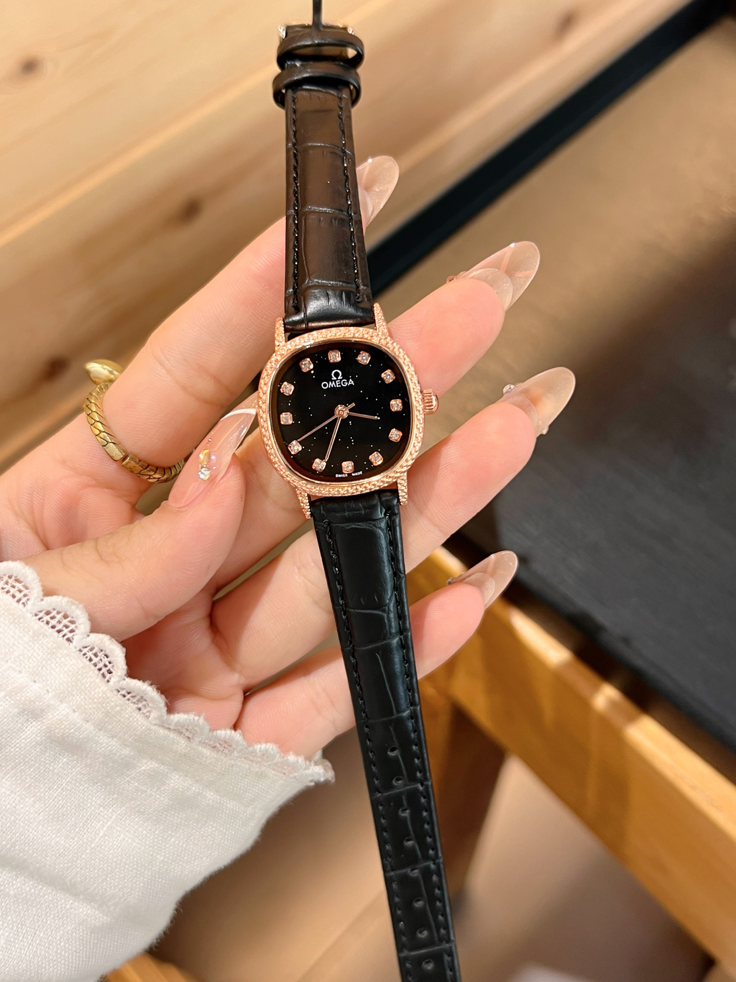 💰55
欧米伽经典款石英手表，进口石英机芯，精钢材质表