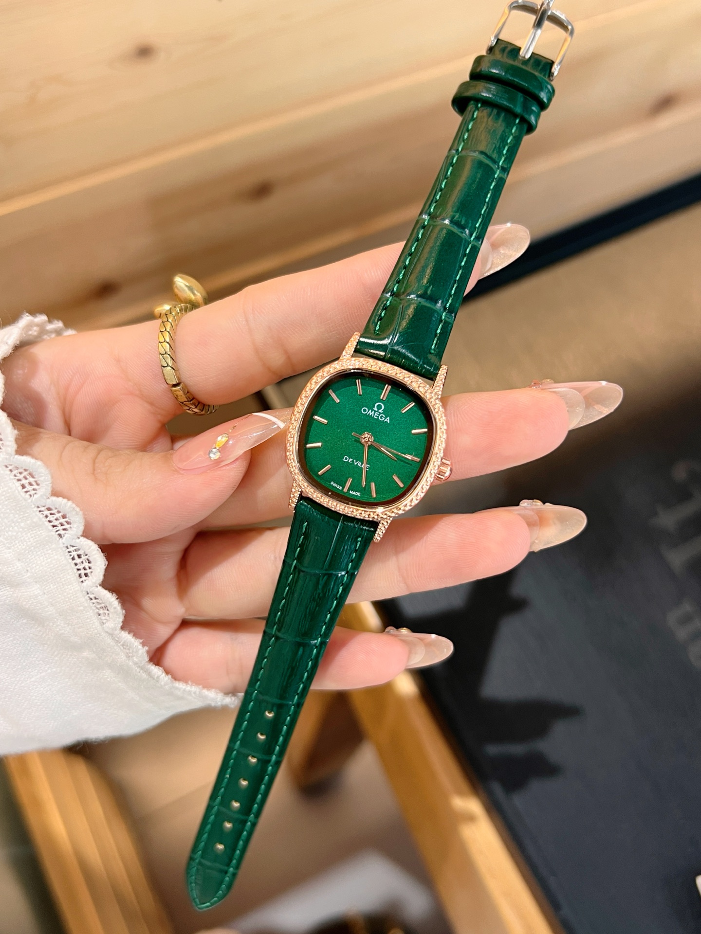 💰55
欧米伽经典款石英手表，进口石英机芯，精钢材质表