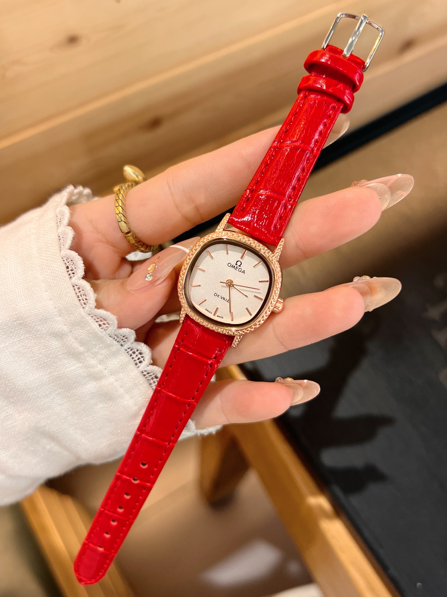 💰55
欧米伽经典款石英手表，进口石英机芯，精钢材质表