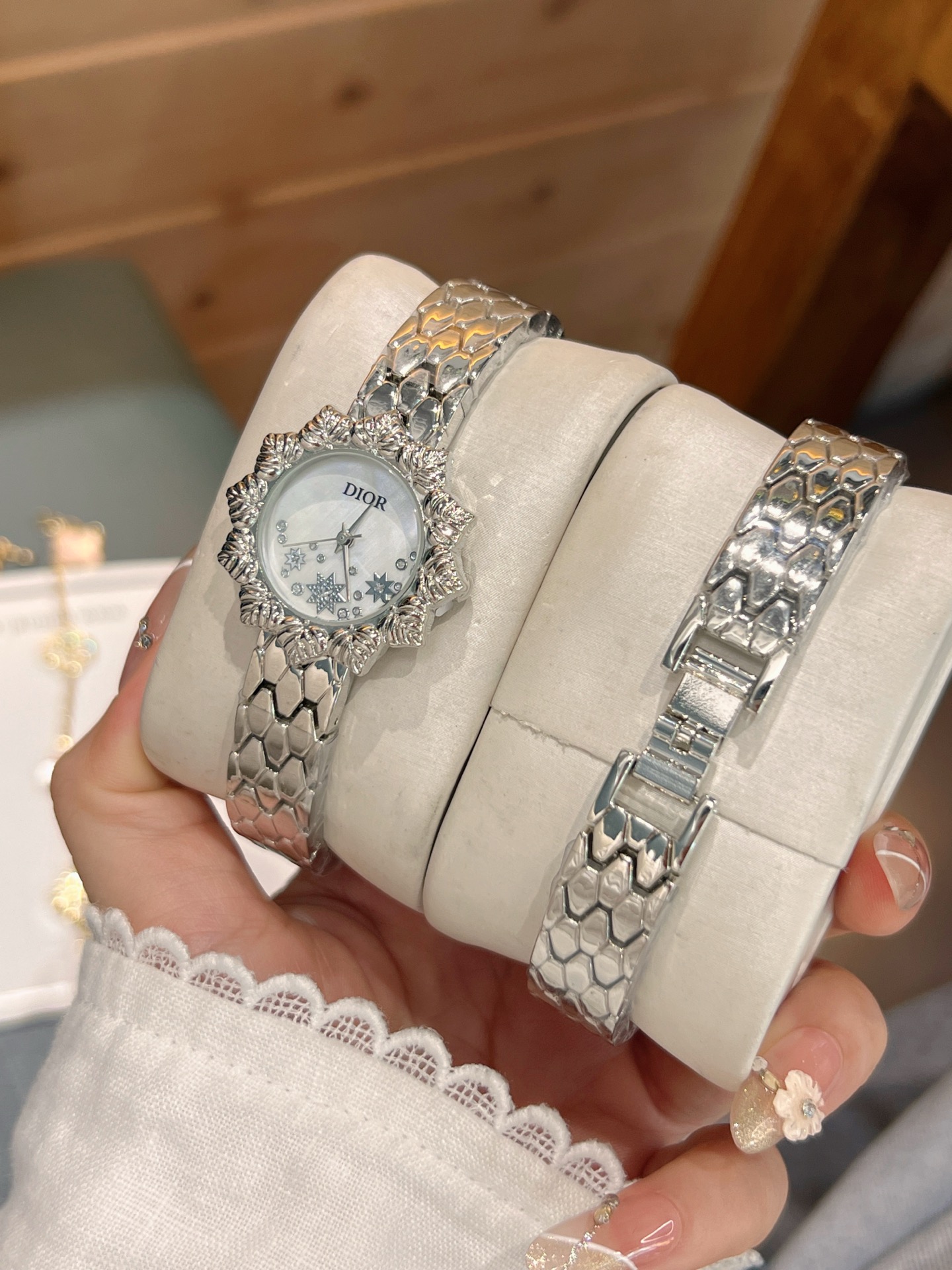 💰50
迪奥 时尚最新款✨🎀简约时尚时装表💍精美名