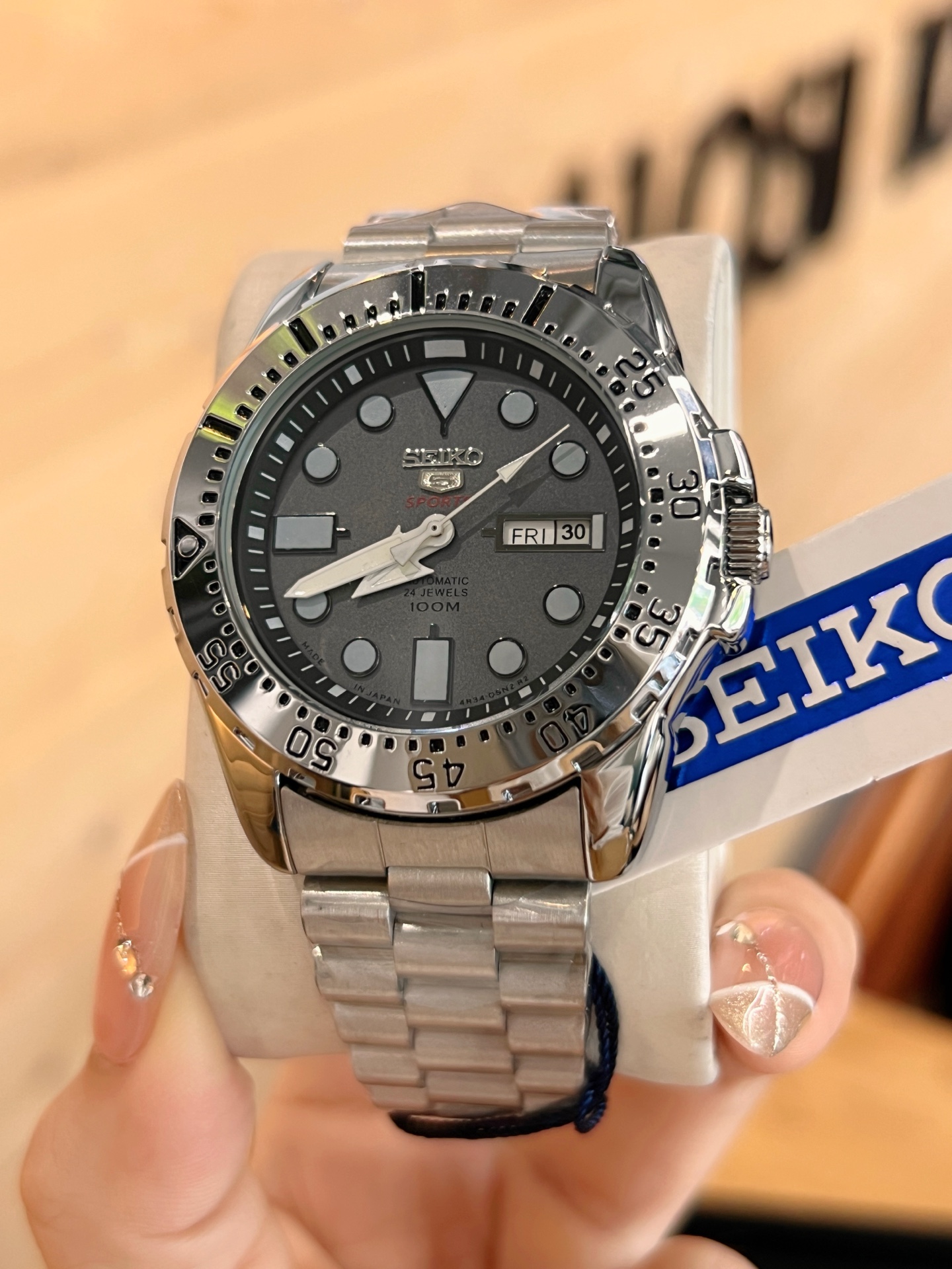 💰130 精工-SEIKO  
人工合成玻璃😍搭载机