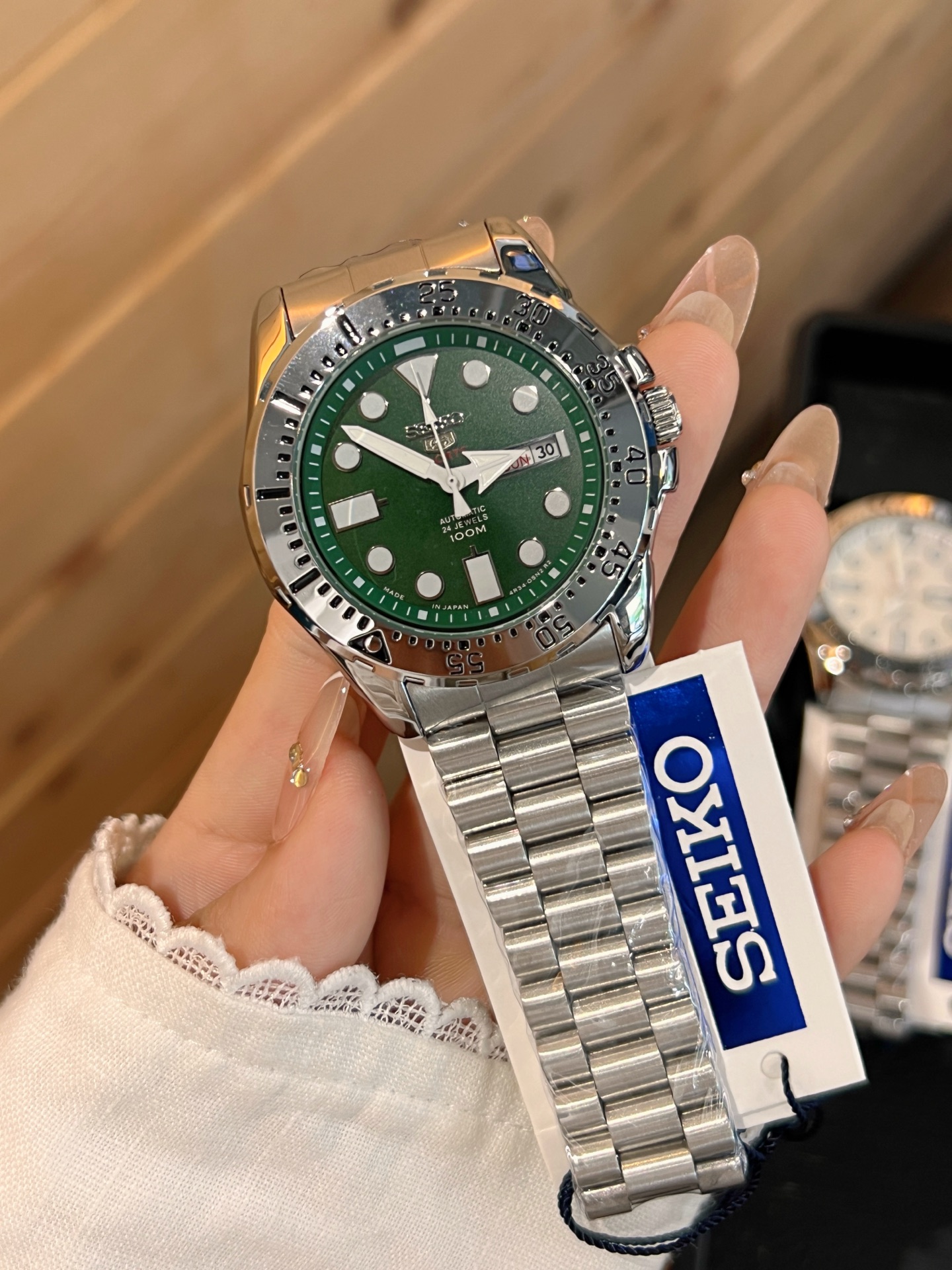 💰130 精工-SEIKO  
人工合成玻璃😍搭载机