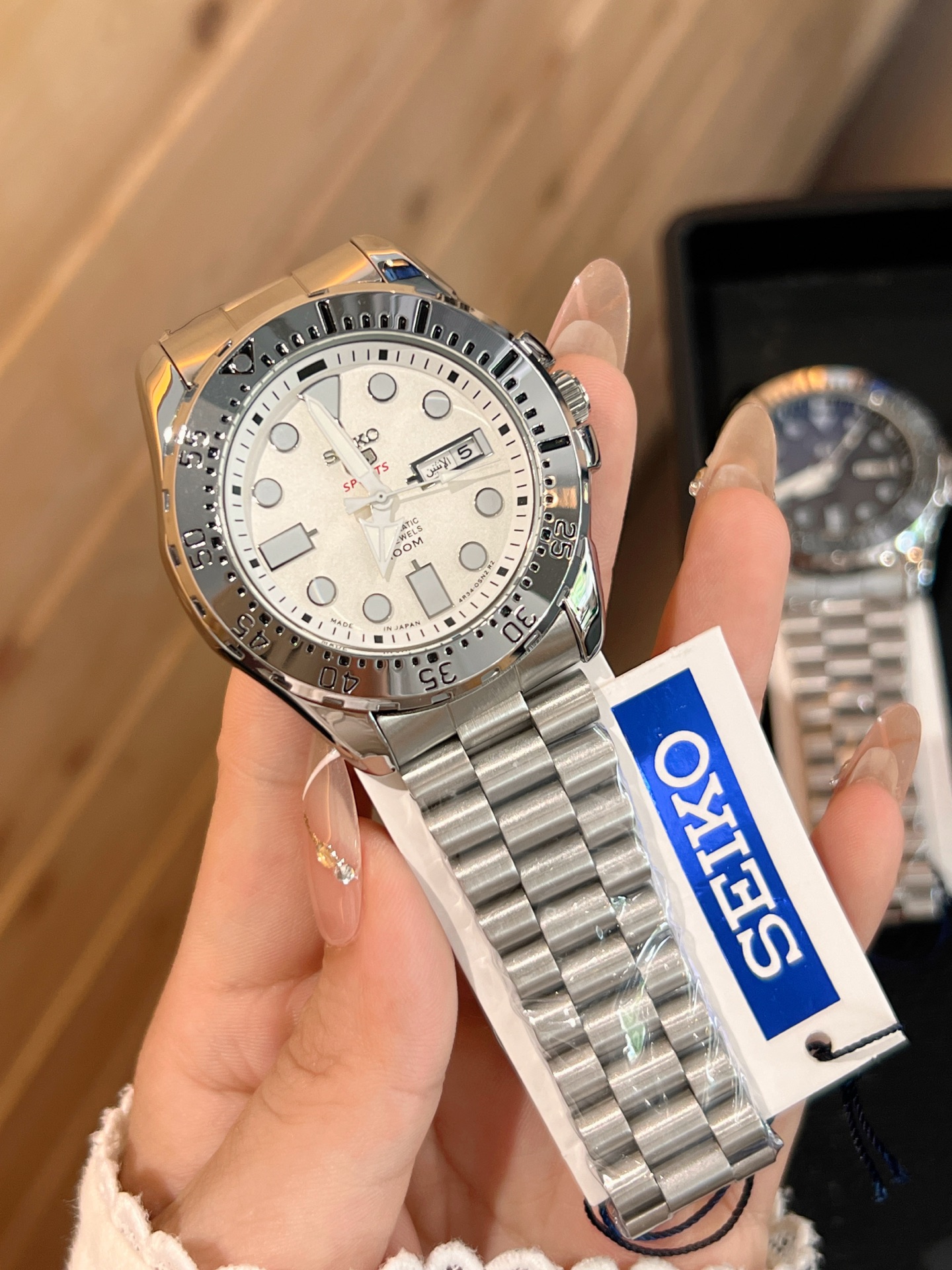 💰130 精工-SEIKO  
人工合成玻璃😍搭载机