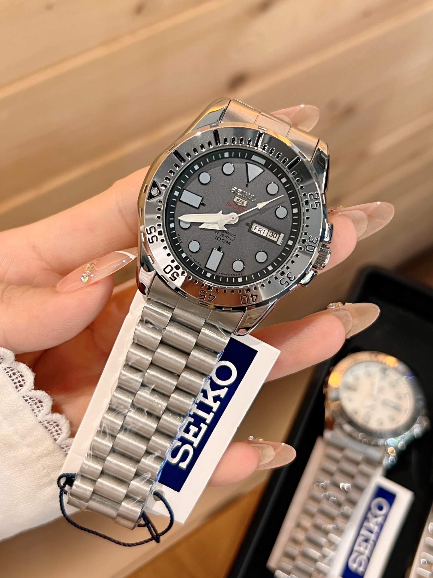 💰130 精工-SEIKO  
人工合成玻璃😍搭载机