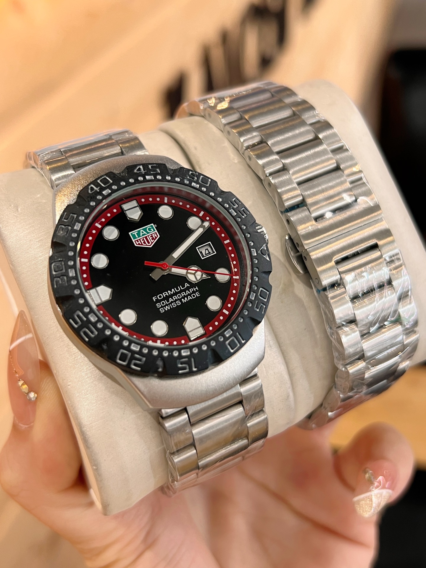 💰80泰格豪雅 搭载石英原装机芯,316精钢蝴蝶扣表带