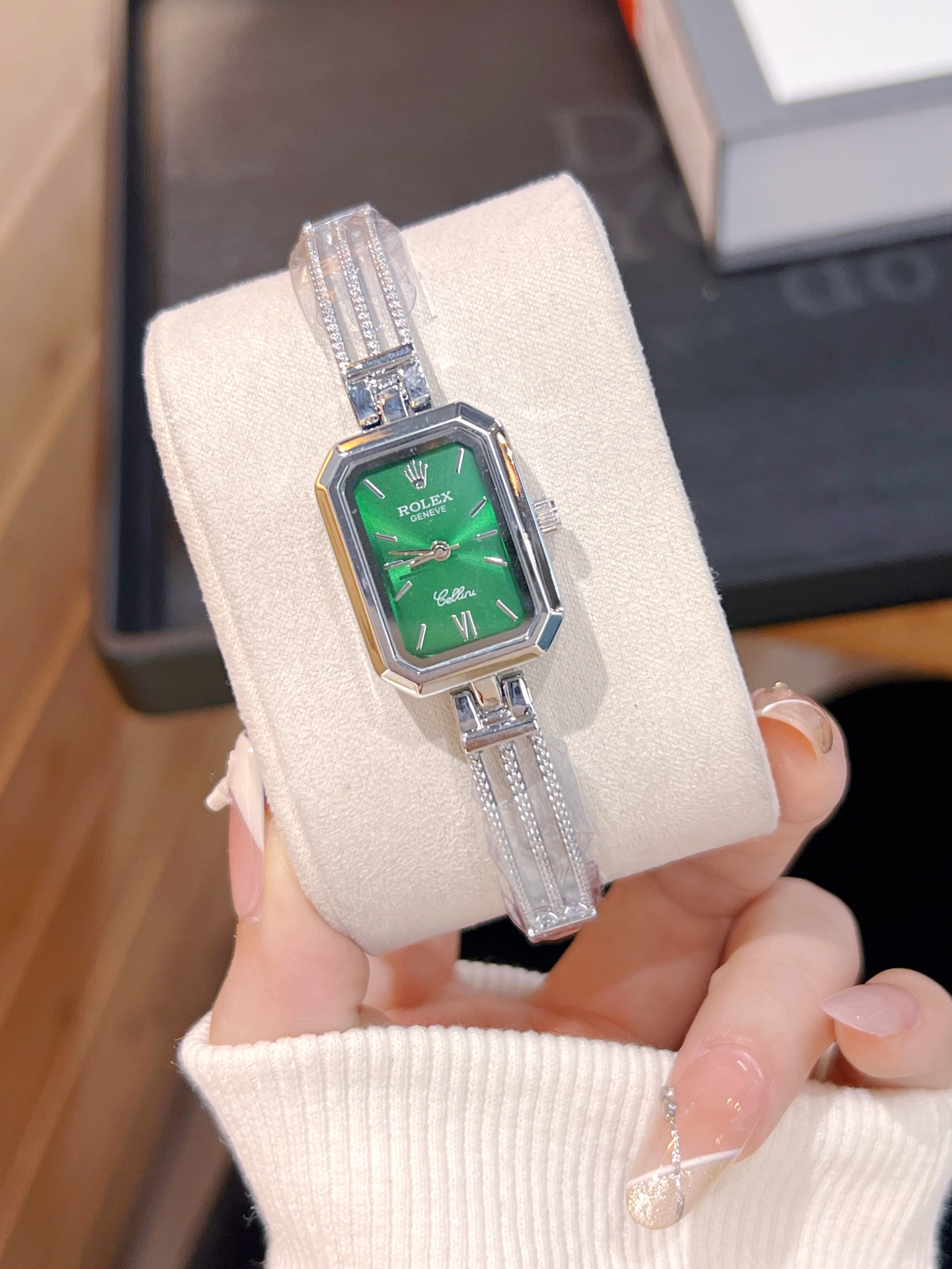 ❤️250包邮/原单代购级别
劳力士ROLEX 钻丁古董表，劳家小方表 石英机芯，整体质感和气质都变了，精致感upup!原装扣表带，搭配小巧壳形，上手效果完美！尺寸24mm