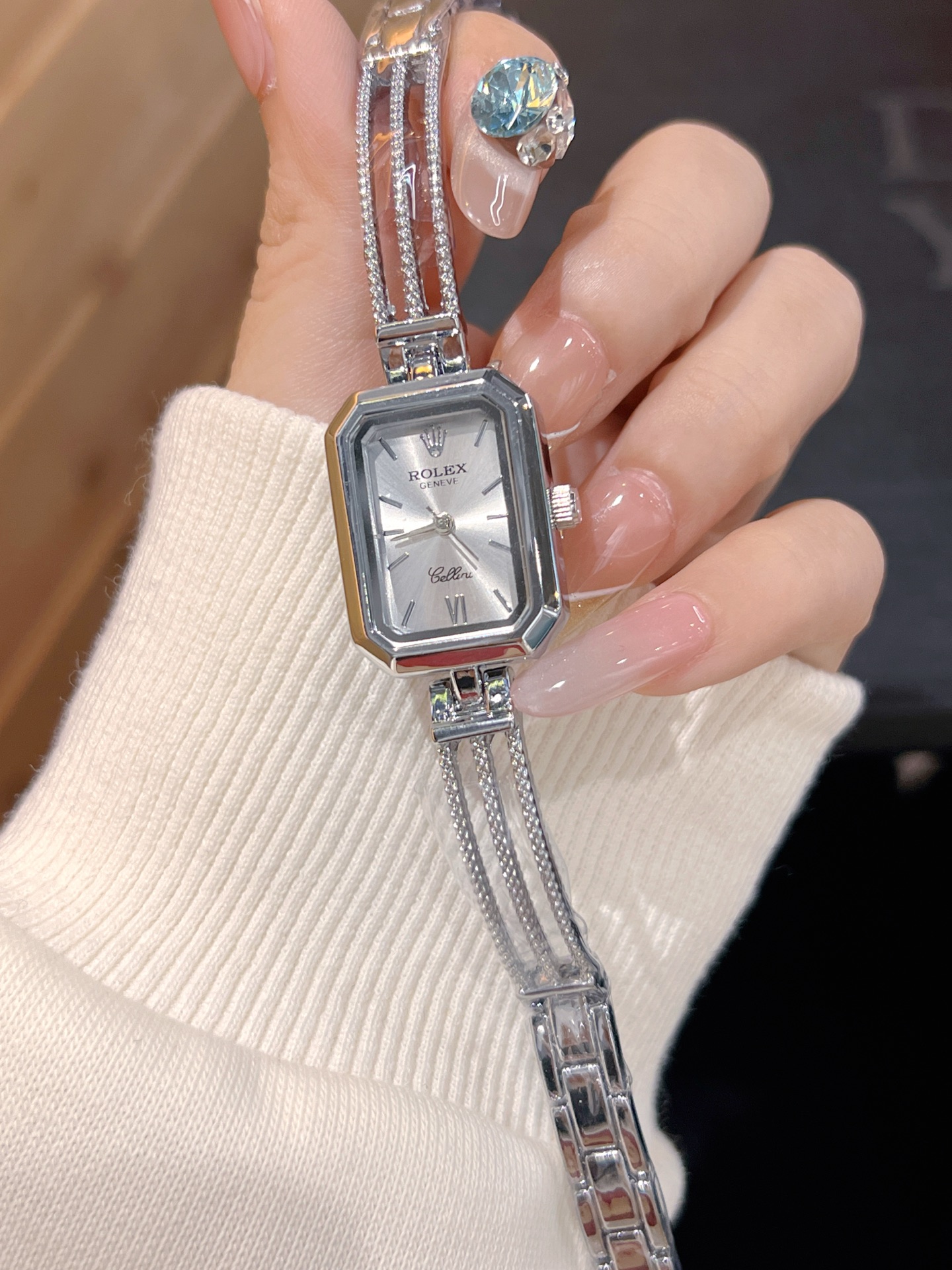 ❤️250包邮/原单代购级别
劳力士ROLEX 钻丁古董表，劳家小方表 石英机芯，整体质感和气质都变了，精致感upup!原装扣表带，搭配小巧壳形，上手效果完美！尺寸24mm