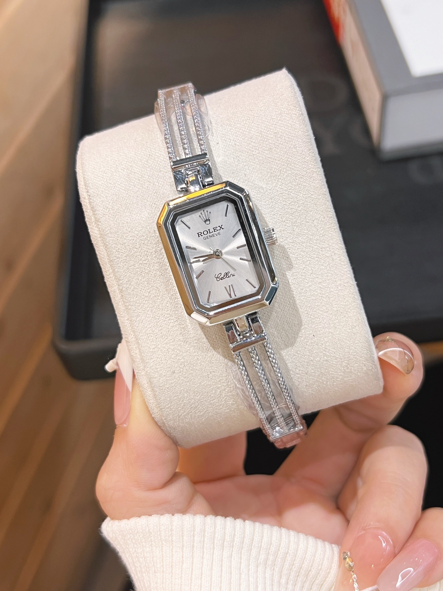 ❤️250包邮/原单代购级别
劳力士ROLEX 钻丁古董表，劳家小方表 石英机芯，整体质感和气质都变了，精致感upup!原装扣表带，搭配小巧壳形，上手效果完美！尺寸24mm