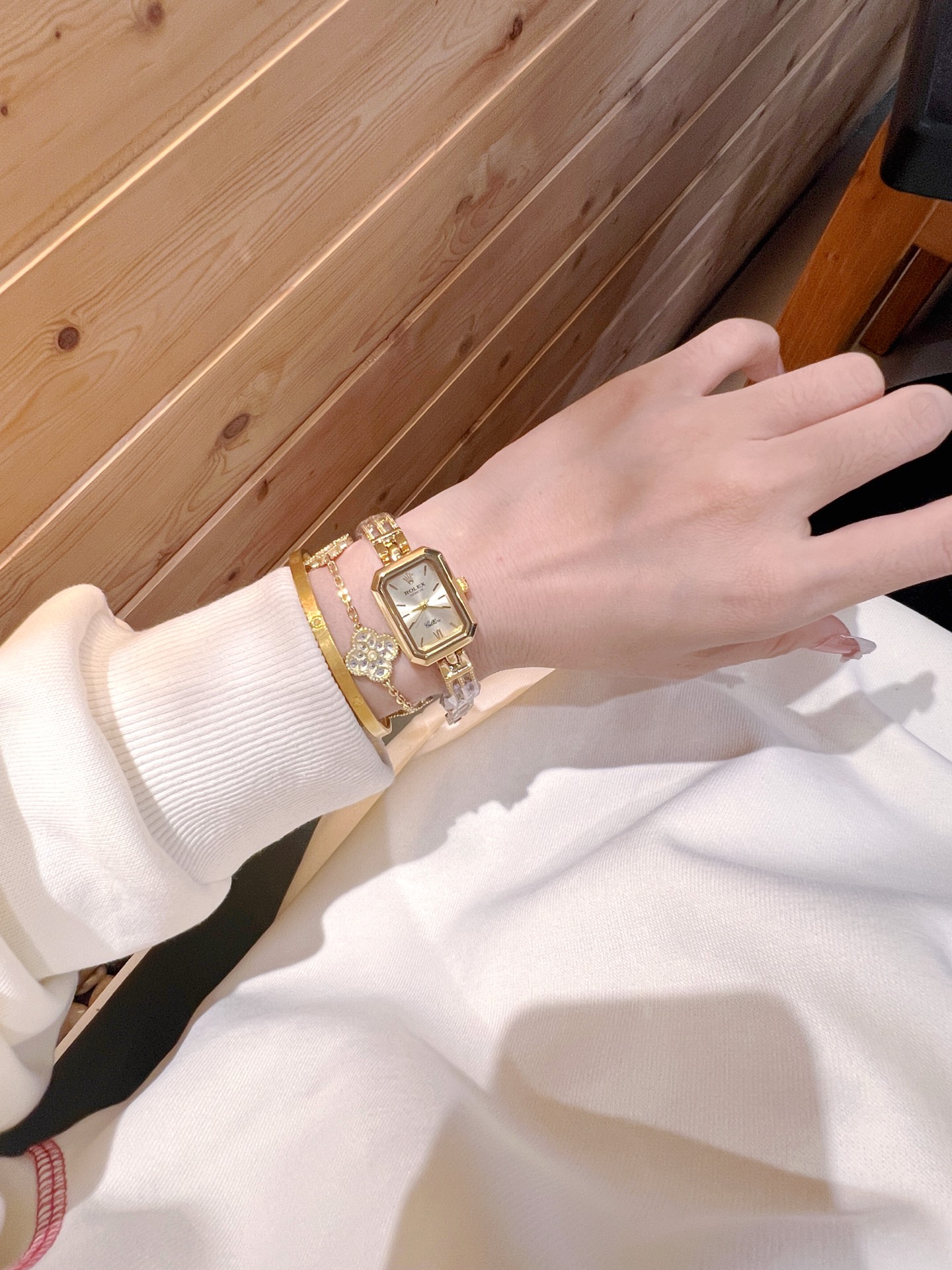 ❤️250包邮/原单代购级别
劳力士ROLEX 钻丁古董表，劳家小方表 石英机芯，整体质感和气质都变了，精致感upup!原装扣表带，搭配小巧壳形，上手效果完美！尺寸24mm