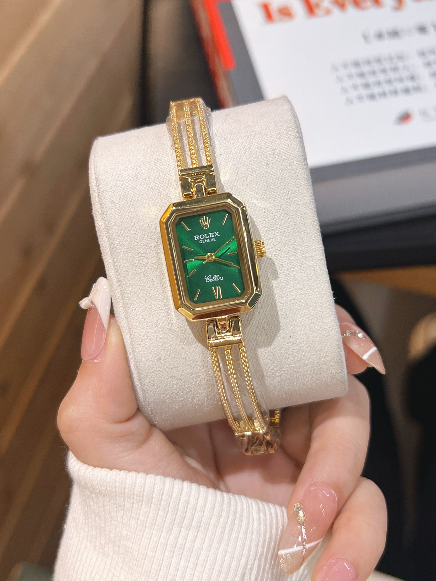 ❤️250包邮/原单代购级别
劳力士ROLEX 钻丁古董表，劳家小方表 石英机芯，整体质感和气质都变了，精致感upup!原装扣表带，搭配小巧壳形，上手效果完美！尺寸24mm