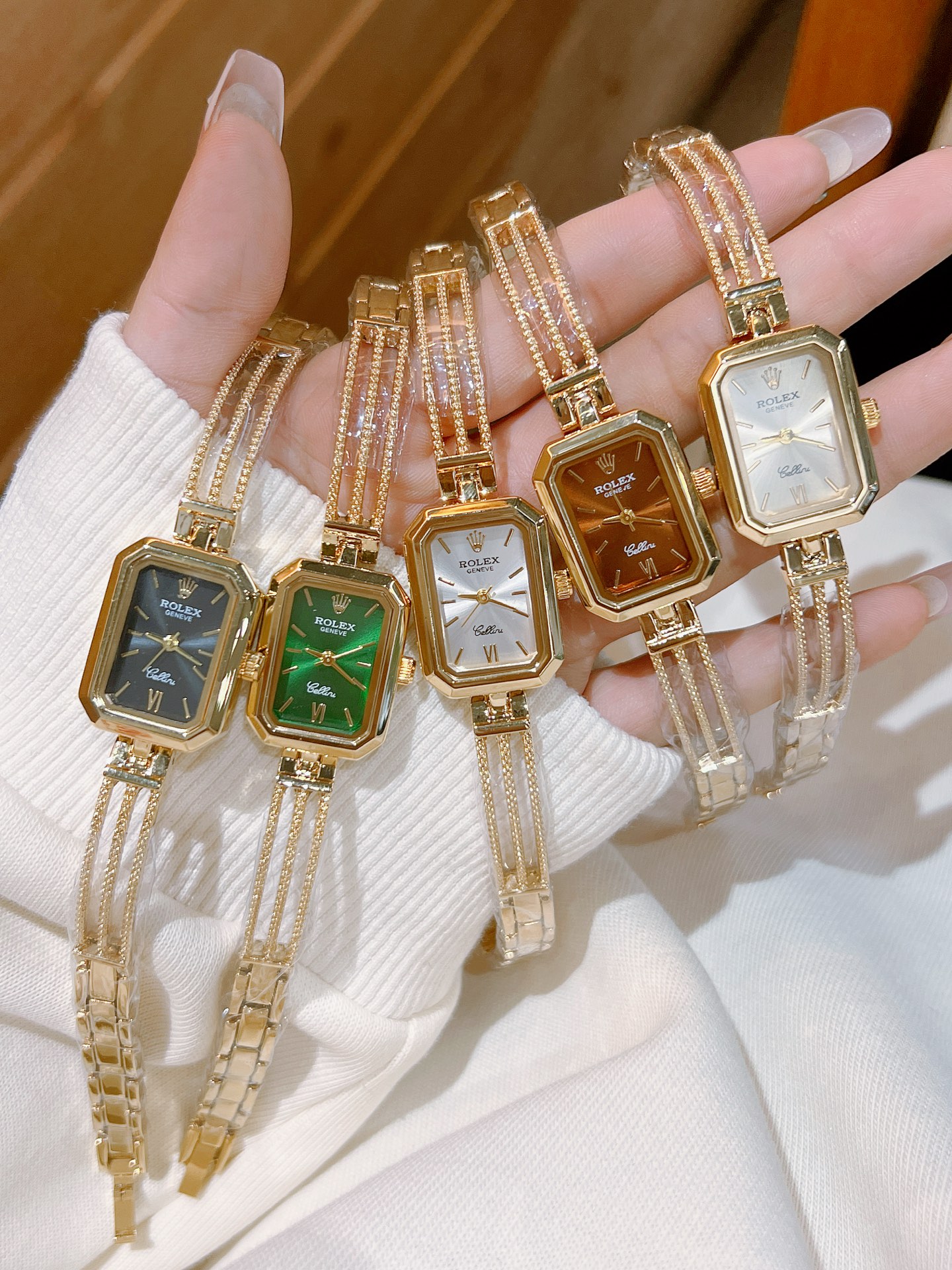 ❤️250包邮/原单代购级别
劳力士ROLEX 钻丁古董表，劳家小方表 石英机芯，整体质感和气质都变了，精致感upup!原装扣表带，搭配小巧壳形，上手效果完美！尺寸24mm