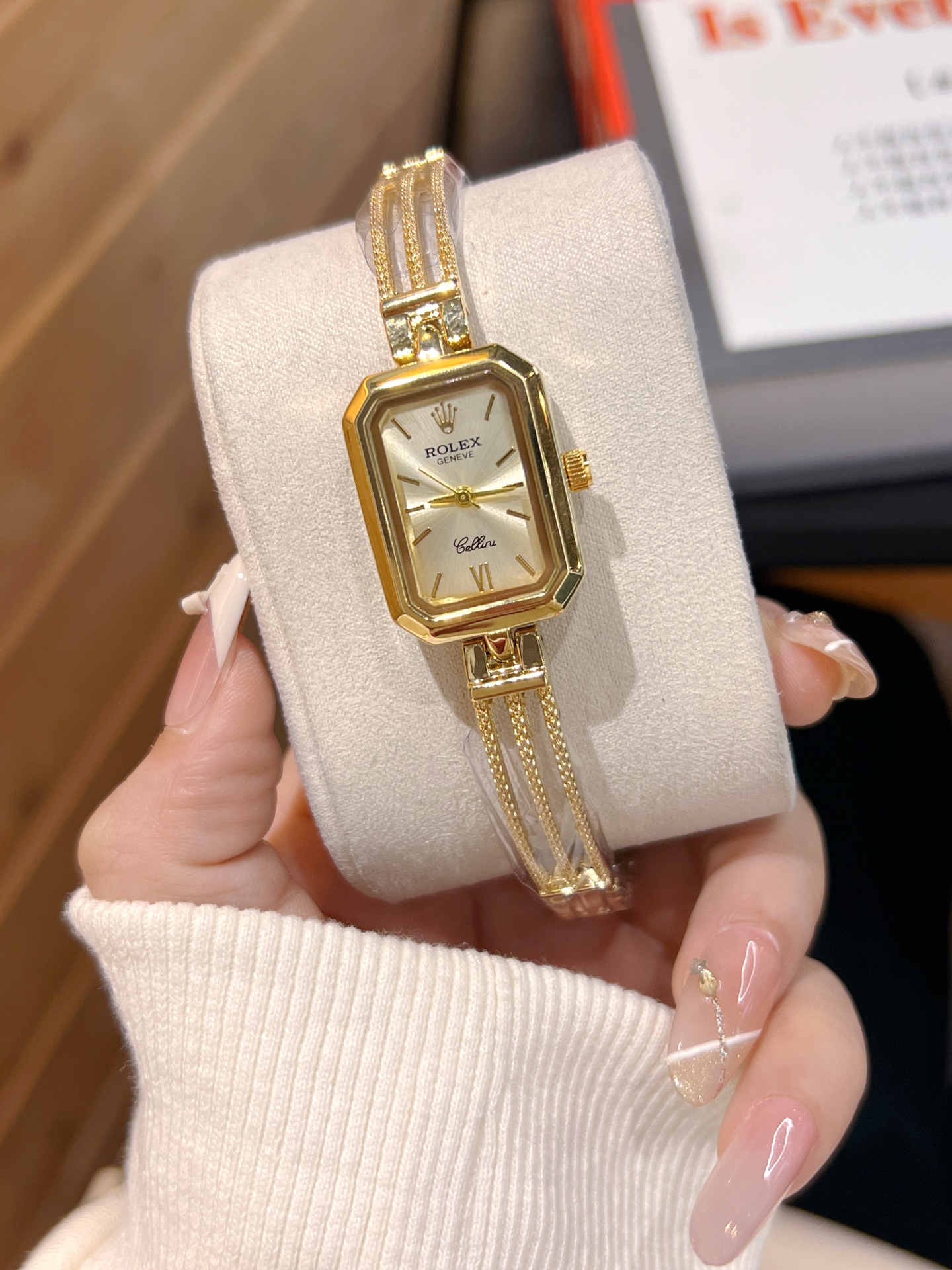 ❤️250包邮/原单代购级别
劳力士ROLEX 钻丁古董表，劳家小方表 石英机芯，整体质感和气质都变了，精致感upup!原装扣表带，搭配小巧壳形，上手效果完美！尺寸24mm