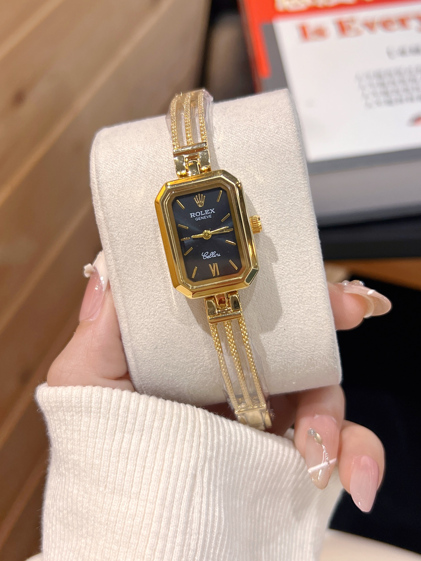 ❤️250包邮/原单代购级别
劳力士ROLEX 钻丁古董表，劳家小方表 石英机芯，整体质感和气质都变了，精致感upup!原装扣表带，搭配小巧壳形，上手效果完美！尺寸24mm