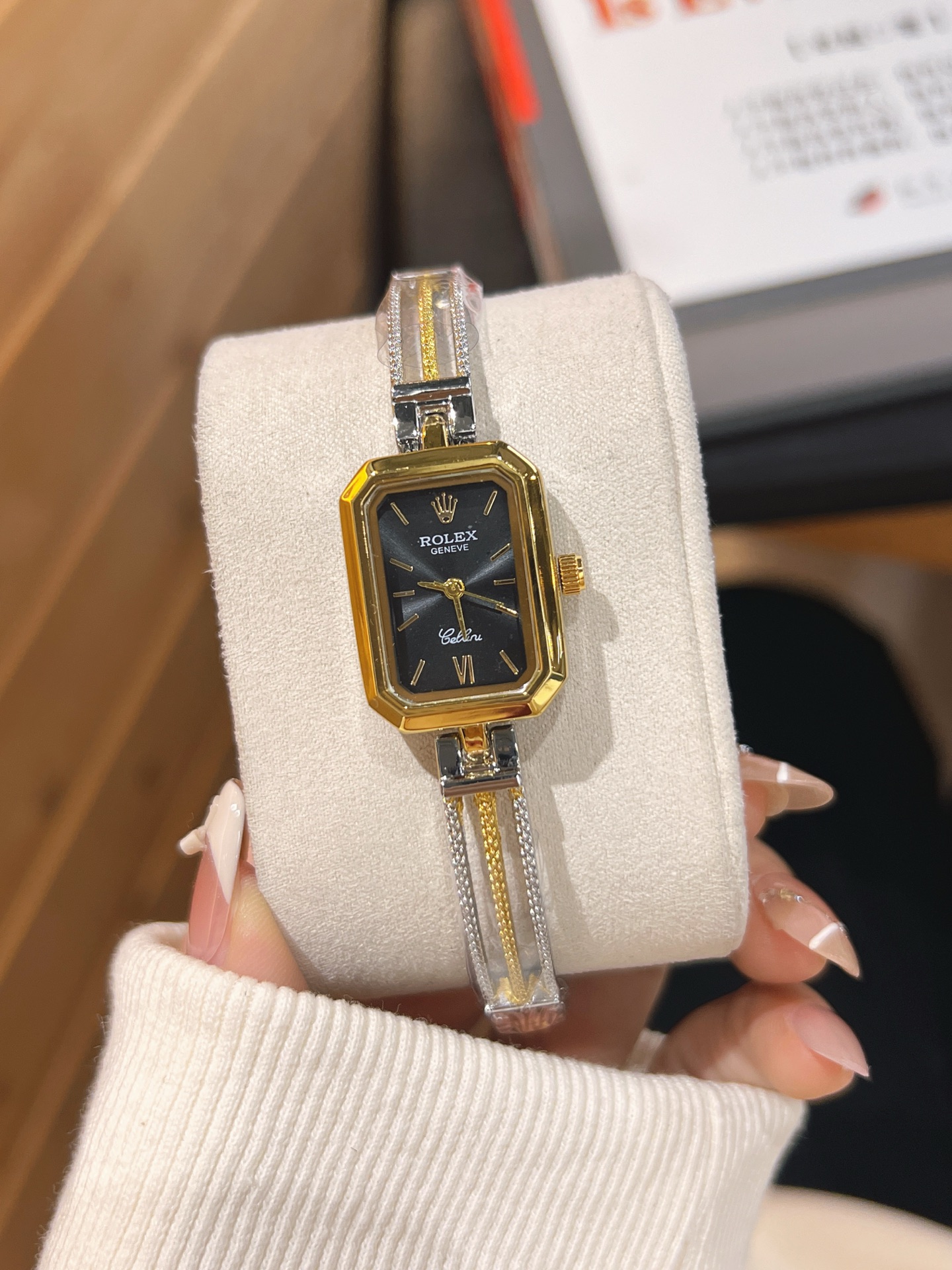 ❤️250包邮/原单代购级别
劳力士ROLEX 钻丁古董表，劳家小方表 石英机芯，整体质感和气质都变了，精致感upup!原装扣表带，搭配小巧壳形，上手效果完美！尺寸24mm