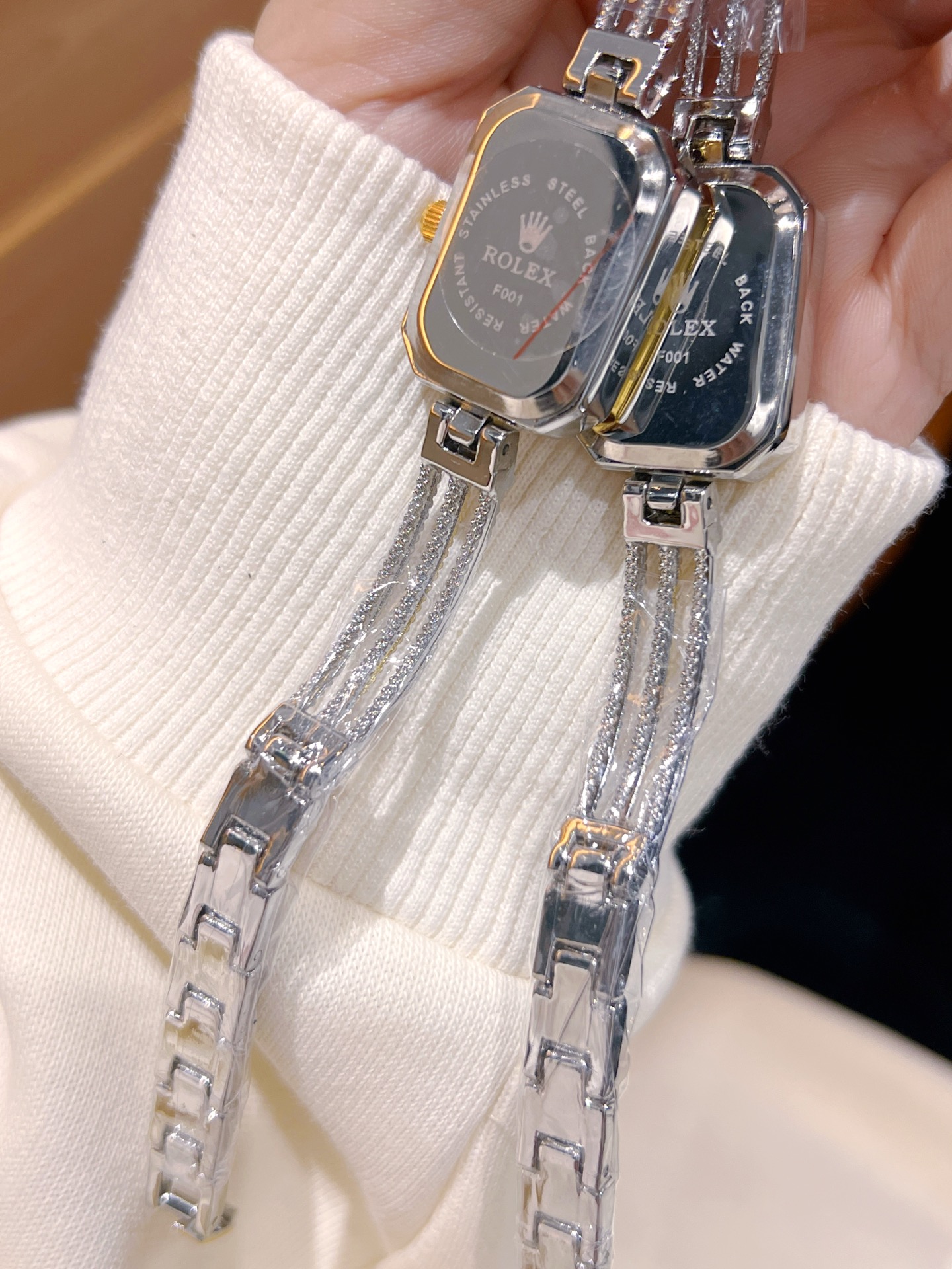 ❤️250包邮/原单代购级别
劳力士ROLEX 钻丁古董表，劳家小方表 石英机芯，整体质感和气质都变了，精致感upup!原装扣表带，搭配小巧壳形，上手效果完美！尺寸24mm