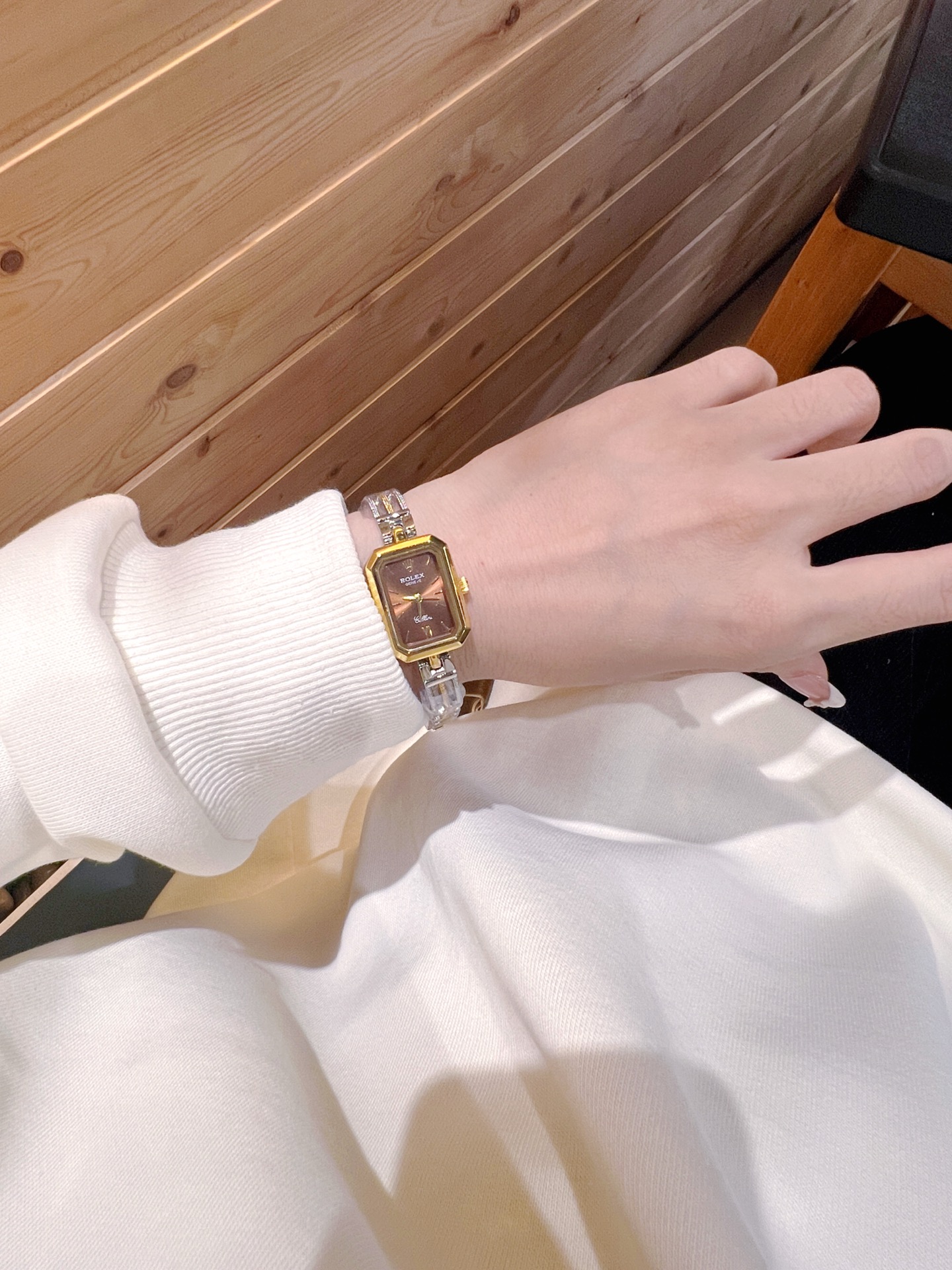 ❤️250包邮/原单代购级别
劳力士ROLEX 钻丁古董表，劳家小方表 石英机芯，整体质感和气质都变了，精致感upup!原装扣表带，搭配小巧壳形，上手效果完美！尺寸24mm