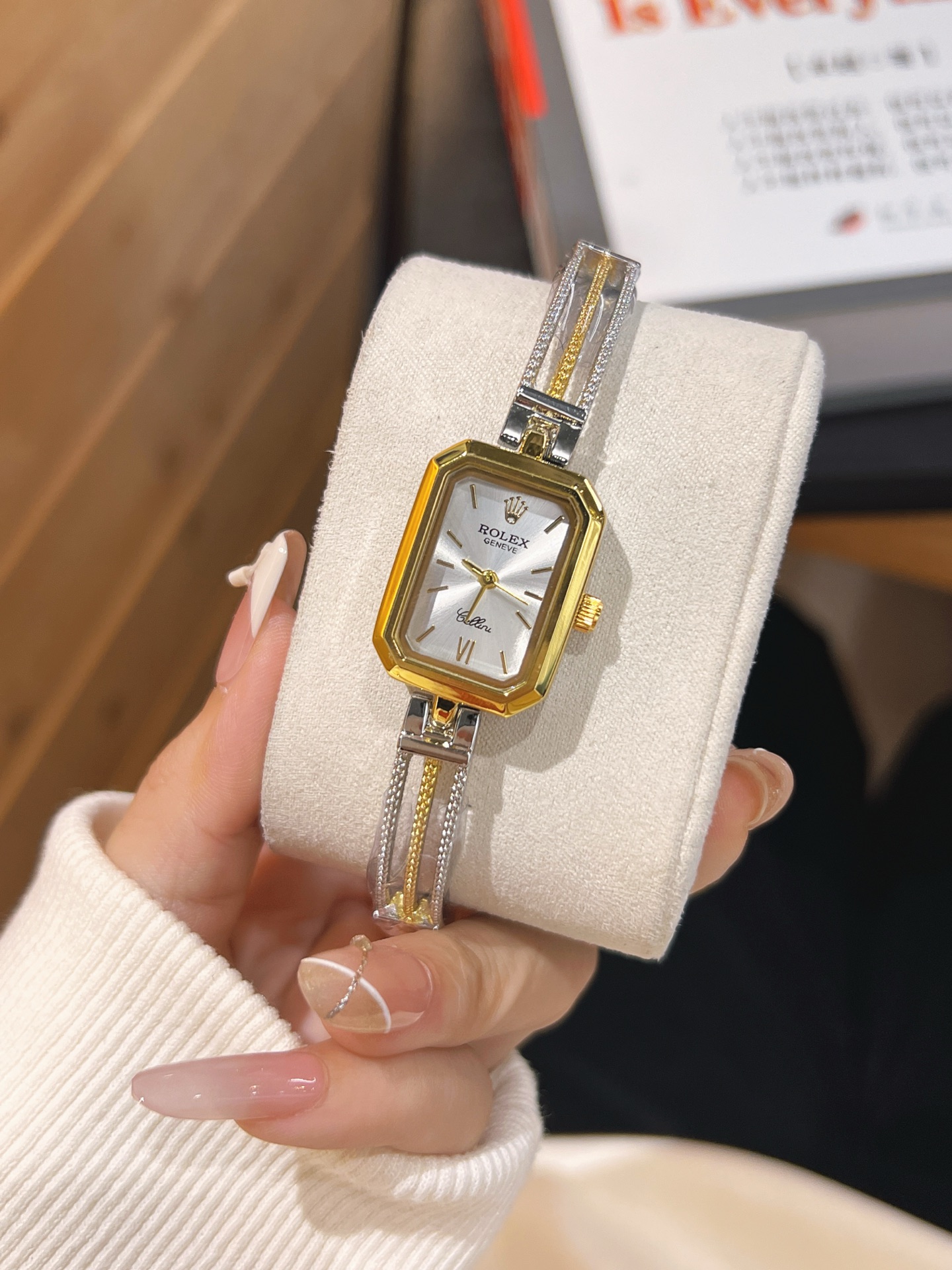 ❤️250包邮/原单代购级别
劳力士ROLEX 钻丁古董表，劳家小方表 石英机芯，整体质感和气质都变了，精致感upup!原装扣表带，搭配小巧壳形，上手效果完美！尺寸24mm