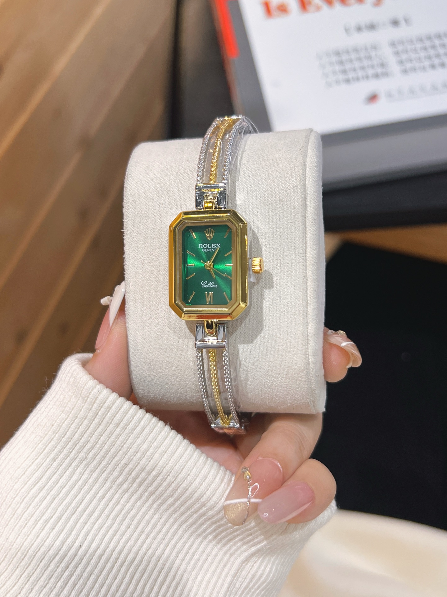 ❤️250包邮/原单代购级别
劳力士ROLEX 钻丁古董表，劳家小方表 石英机芯，整体质感和气质都变了，精致感upup!原装扣表带，搭配小巧壳形，上手效果完美！尺寸24mm