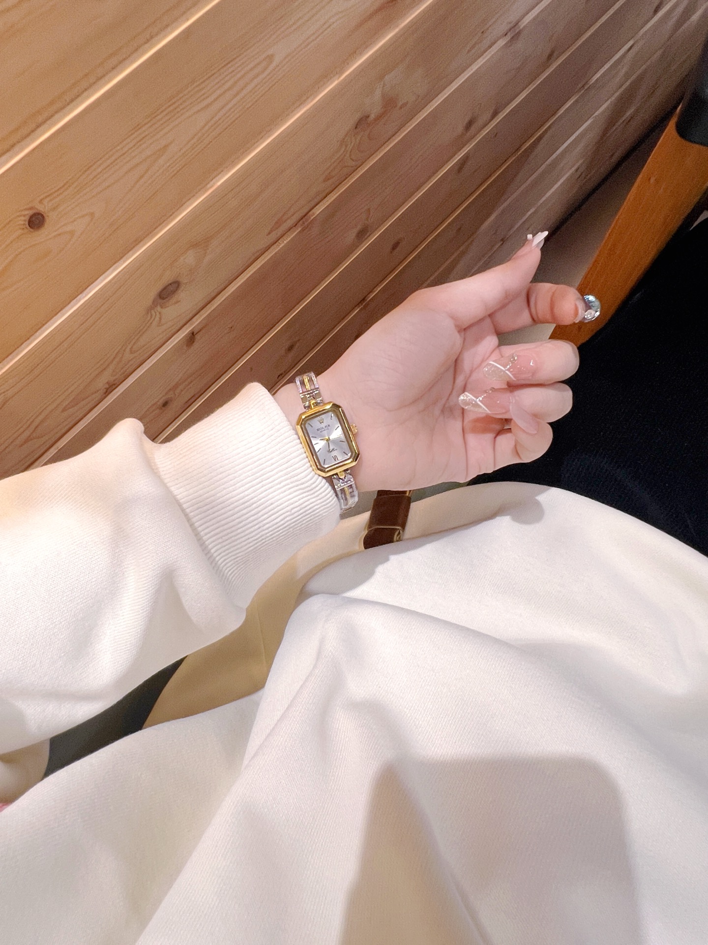 ❤️250包邮/原单代购级别
劳力士ROLEX 钻丁古董表，劳家小方表 石英机芯，整体质感和气质都变了，精致感upup!原装扣表带，搭配小巧壳形，上手效果完美！尺寸24mm