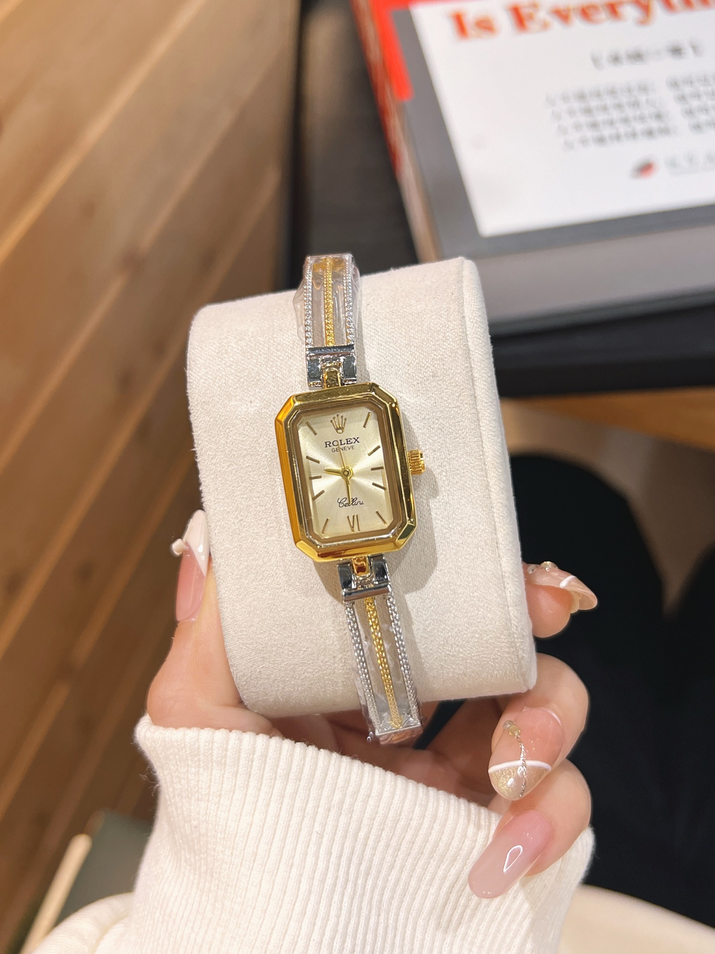 ❤️250包邮/原单代购级别
劳力士ROLEX 钻丁古董表，劳家小方表 石英机芯，整体质感和气质都变了，精致感upup!原装扣表带，搭配小巧壳形，上手效果完美！尺寸24mm