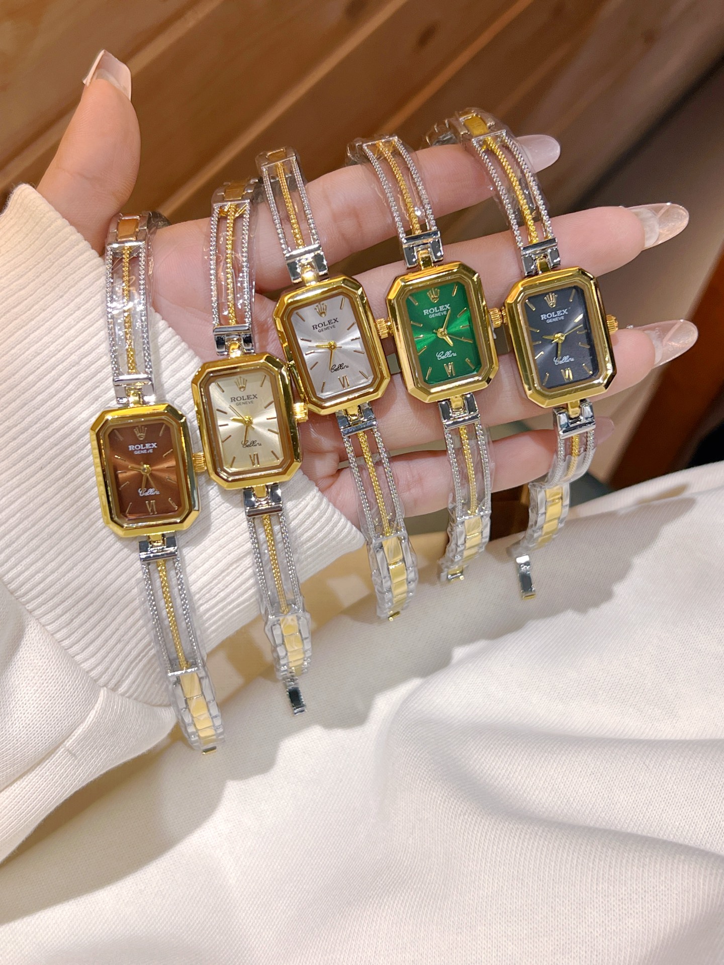 ❤️250包邮/原单代购级别
劳力士ROLEX 钻丁古董表，劳家小方表 石英机芯，整体质感和气质都变了，精致感upup!原装扣表带，搭配小巧壳形，上手效果完美！尺寸24mm