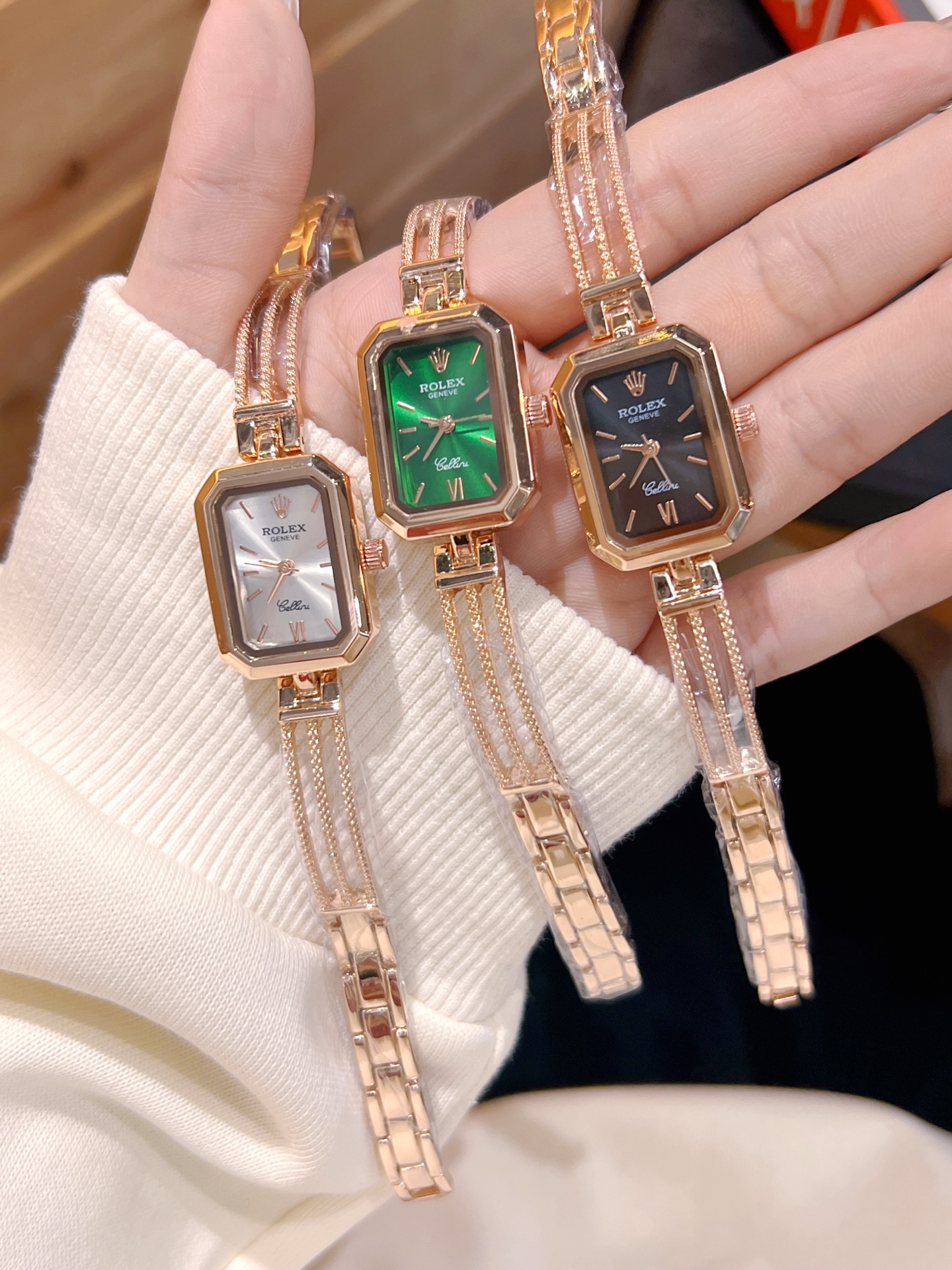 💰75
劳力士ROLEX 钻丁古董表，劳家小方表 石英机芯，整体质感和气质都变了，精致感upup!原装扣表带，搭配小巧壳形，上手效果完美！尺寸24mm