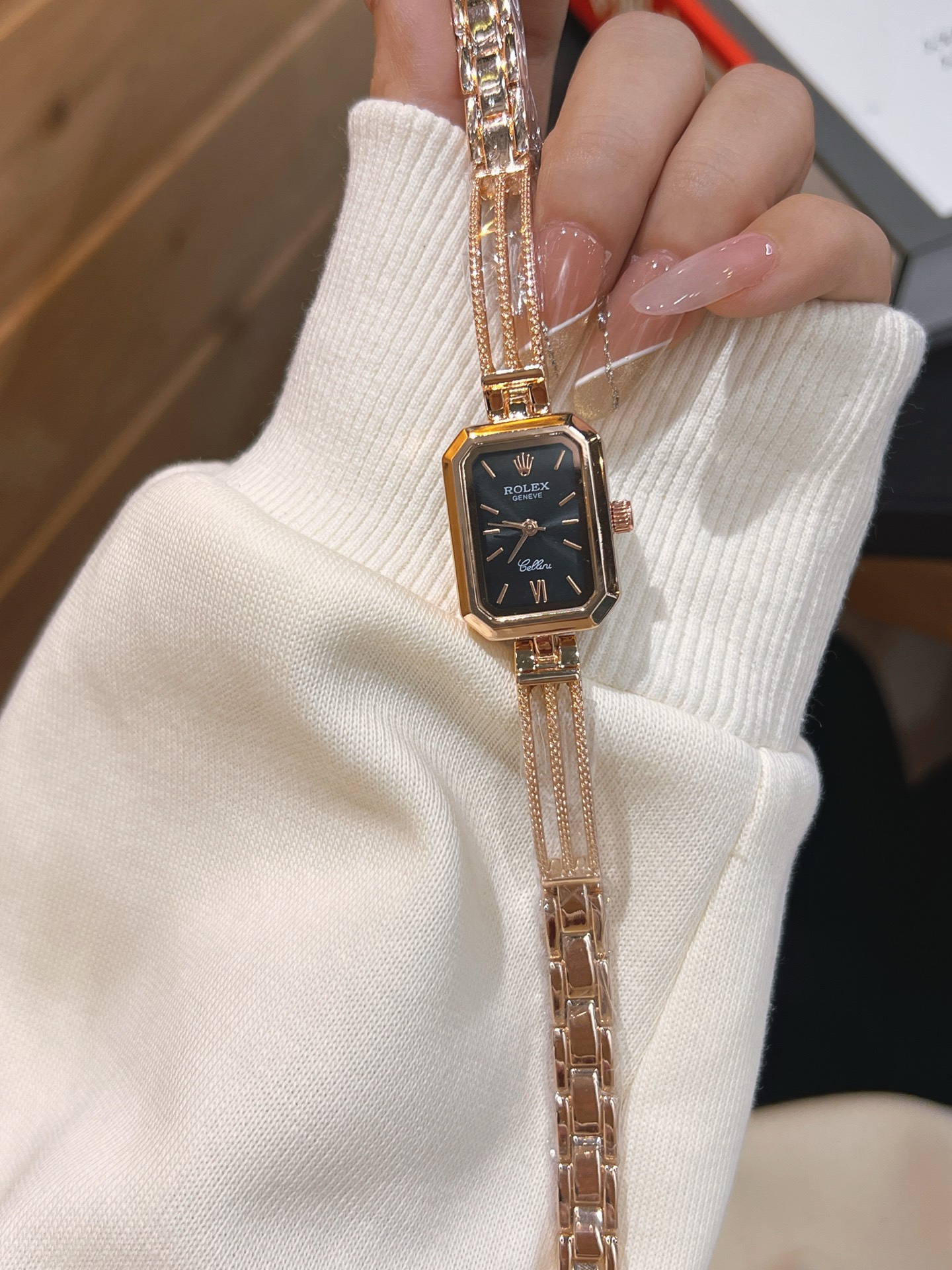 💰75
劳力士ROLEX 钻丁古董表，劳家小方表 石英机芯，整体质感和气质都变了，精致感upup!原装扣表带，搭配小巧壳形，上手效果完美！尺寸24mm