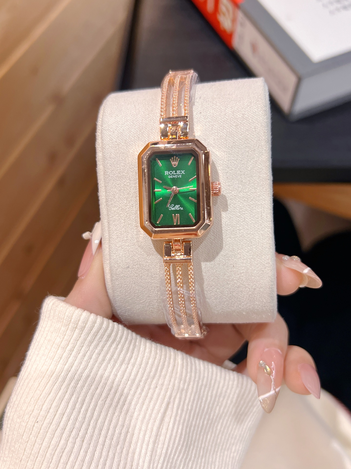 💰75
劳力士ROLEX 钻丁古董表，劳家小方表 石英机芯，整体质感和气质都变了，精致感upup!原装扣表带，搭配小巧壳形，上手效果完美！尺寸24mm