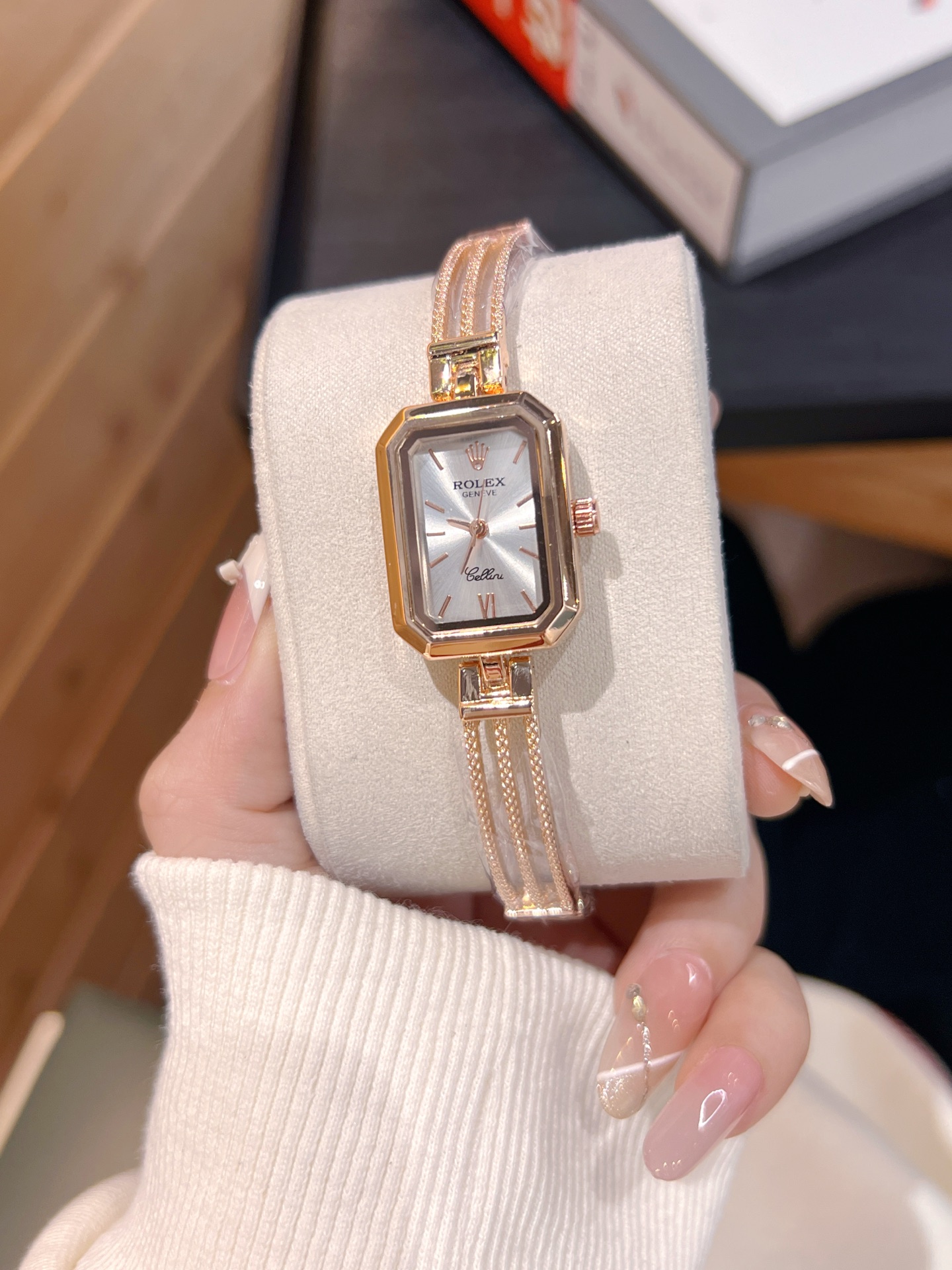 💰75
劳力士ROLEX 钻丁古董表，劳家小方表 石英机芯，整体质感和气质都变了，精致感upup!原装扣表带，搭配小巧壳形，上手效果完美！尺寸24mm