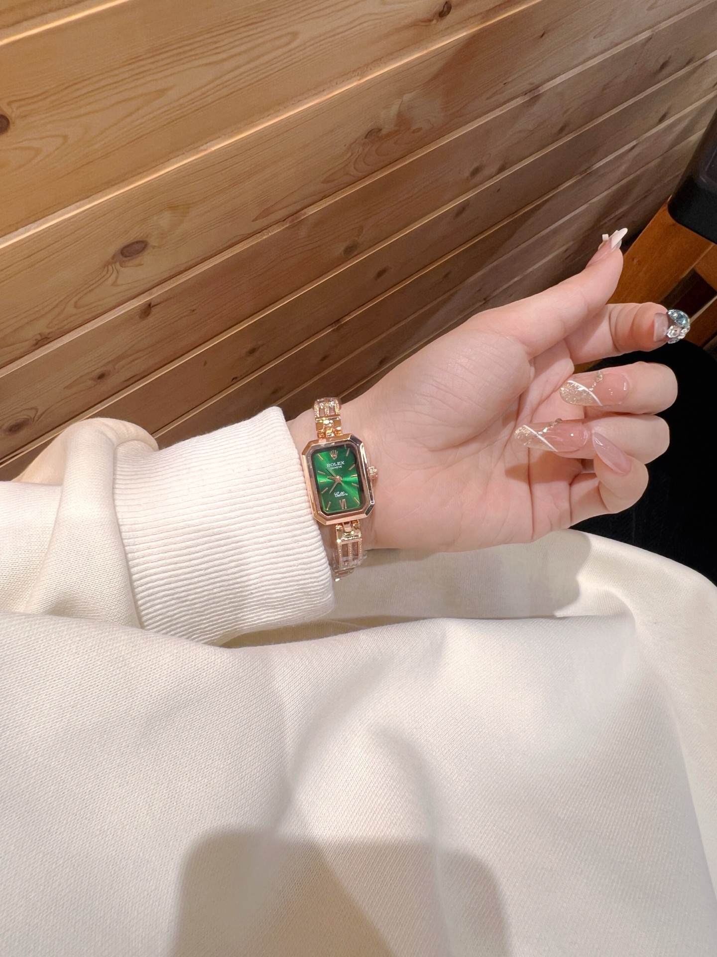 💰75
劳力士ROLEX 钻丁古董表，劳家小方表 石英机芯，整体质感和气质都变了，精致感upup!原装扣表带，搭配小巧壳形，上手效果完美！尺寸24mm