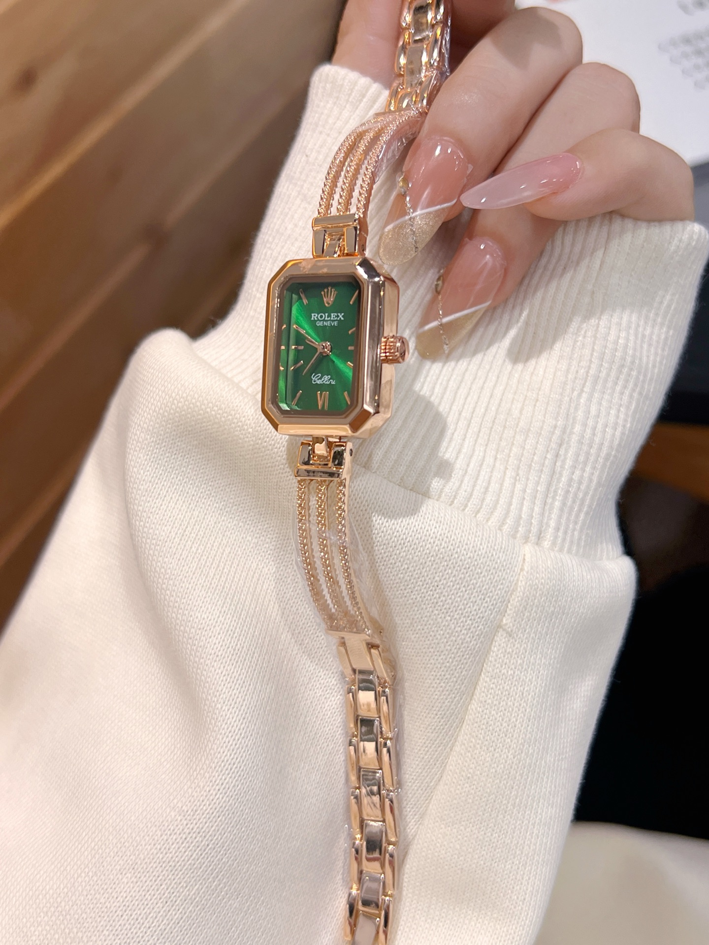 💰75
劳力士ROLEX 钻丁古董表，劳家小方表 石英机芯，整体质感和气质都变了，精致感upup!原装扣表带，搭配小巧壳形，上手效果完美！尺寸24mm