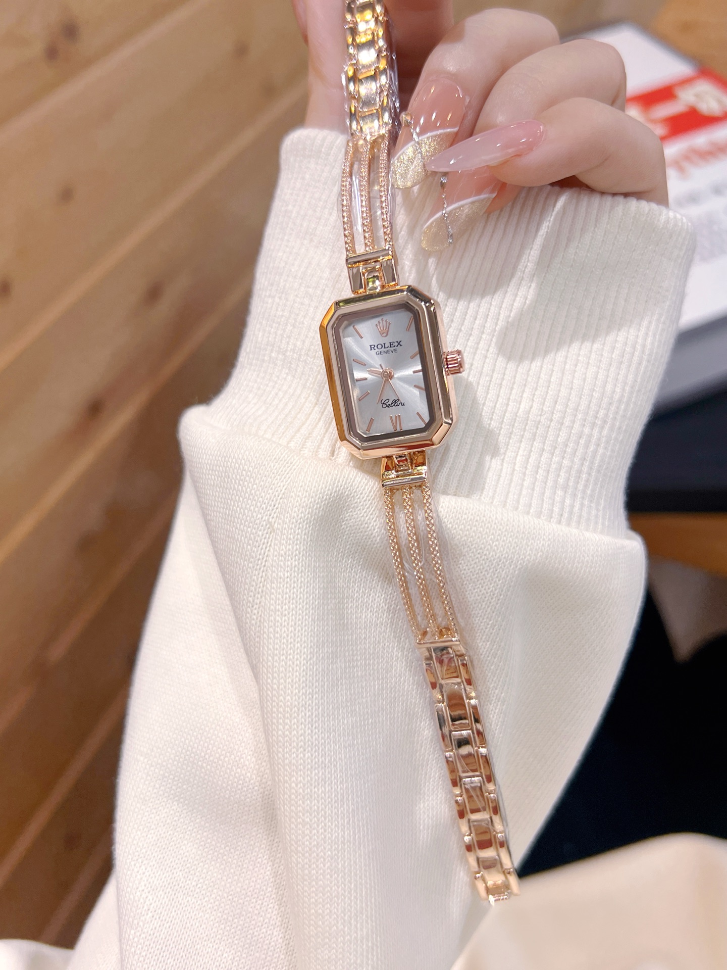 💰75
劳力士ROLEX 钻丁古董表，劳家小方表 石英机芯，整体质感和气质都变了，精致感upup!原装扣表带，搭配小巧壳形，上手效果完美！尺寸24mm