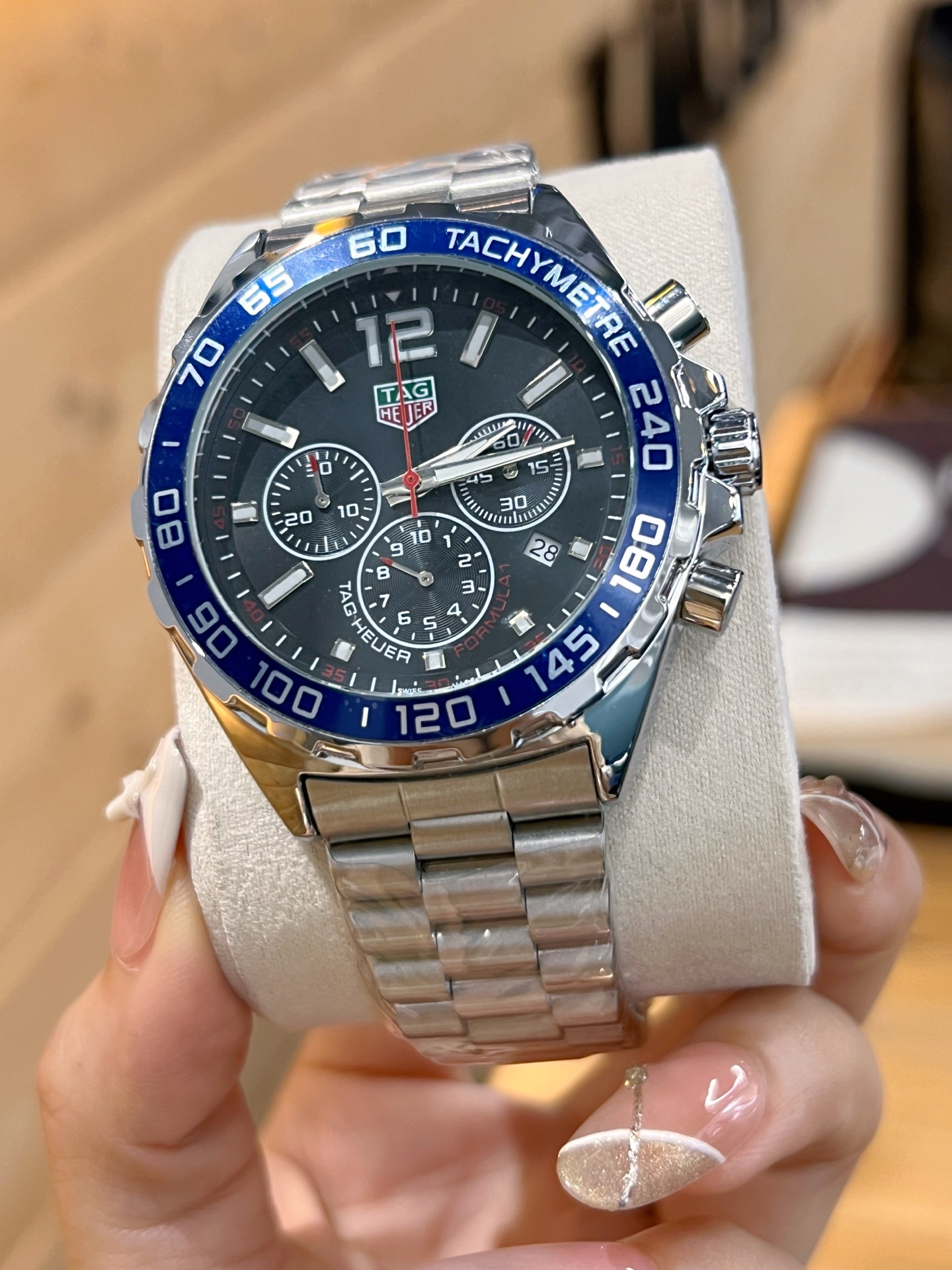 💰115。泰格豪雅 计时石英表，搭载原装机芯，蓝宝石防眩玻璃！316精钢蝴蝶扣表带，43mm直径，硬汉风格，完美诠释男人品味。