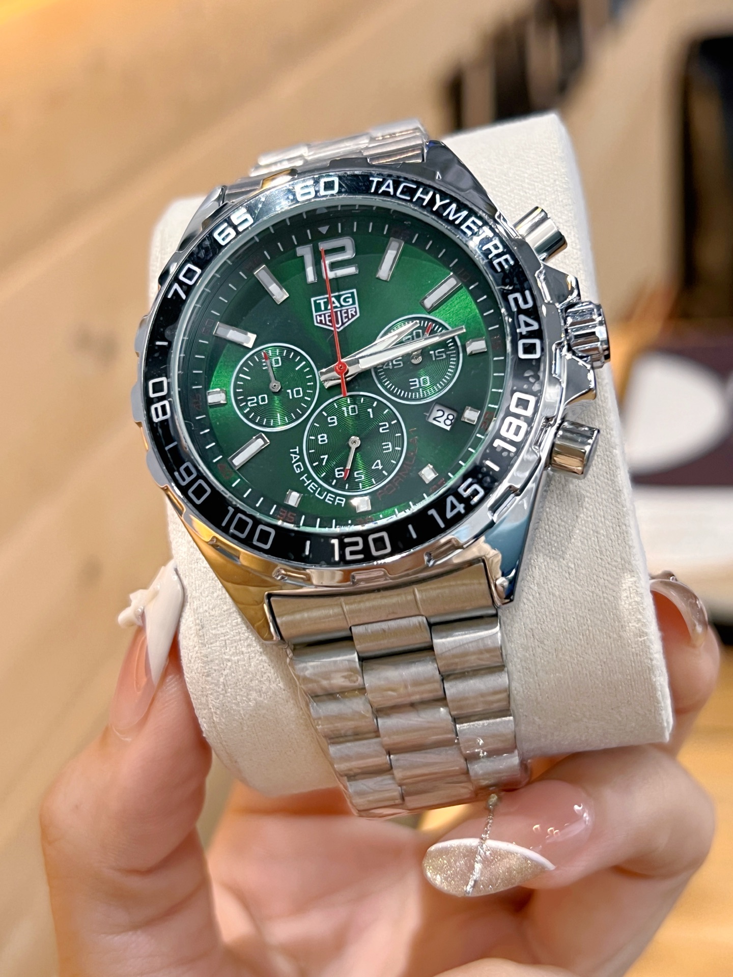 💰115。泰格豪雅 计时石英表，搭载原装机芯，蓝宝石防眩玻璃！316精钢蝴蝶扣表带，43mm直径，硬汉风格，完美诠释男人品味。