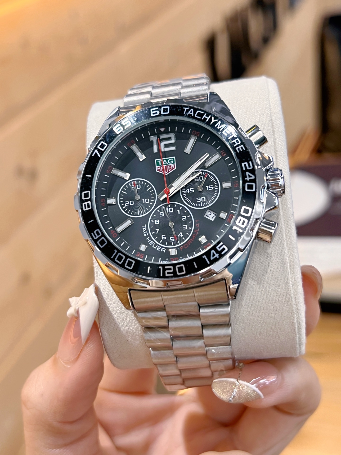 💰115。泰格豪雅 计时石英表，搭载原装机芯，蓝宝石防眩玻璃！316精钢蝴蝶扣表带，43mm直径，硬汉风格，完美诠释男人品味。