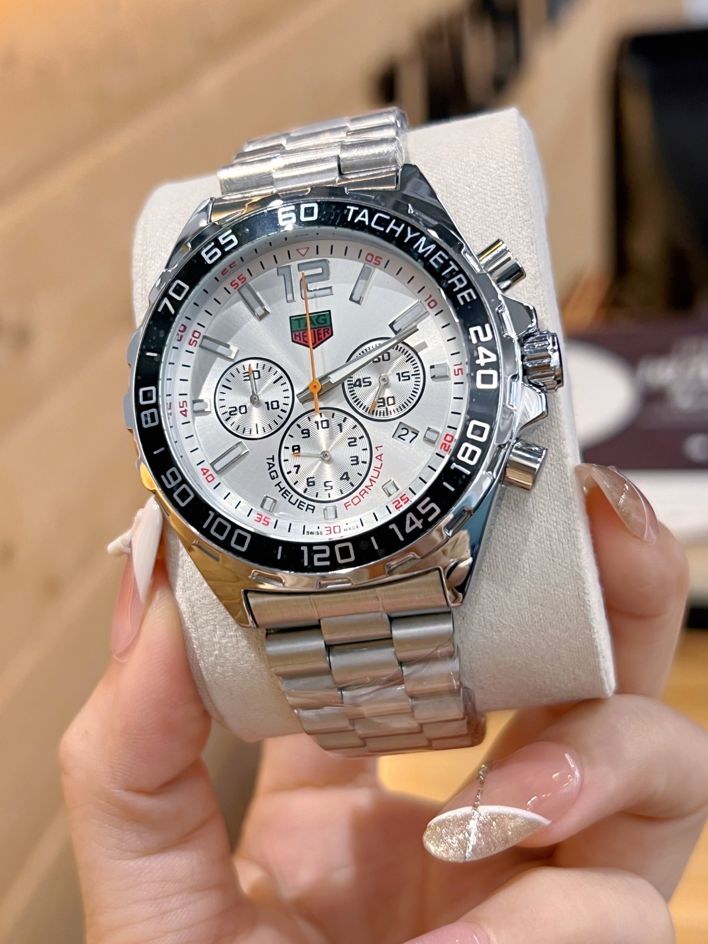 💰115。泰格豪雅 计时石英表，搭载原装机芯，蓝宝石防眩玻璃！316精钢蝴蝶扣表带，43mm直径，硬汉风格，完美诠释男人品味。