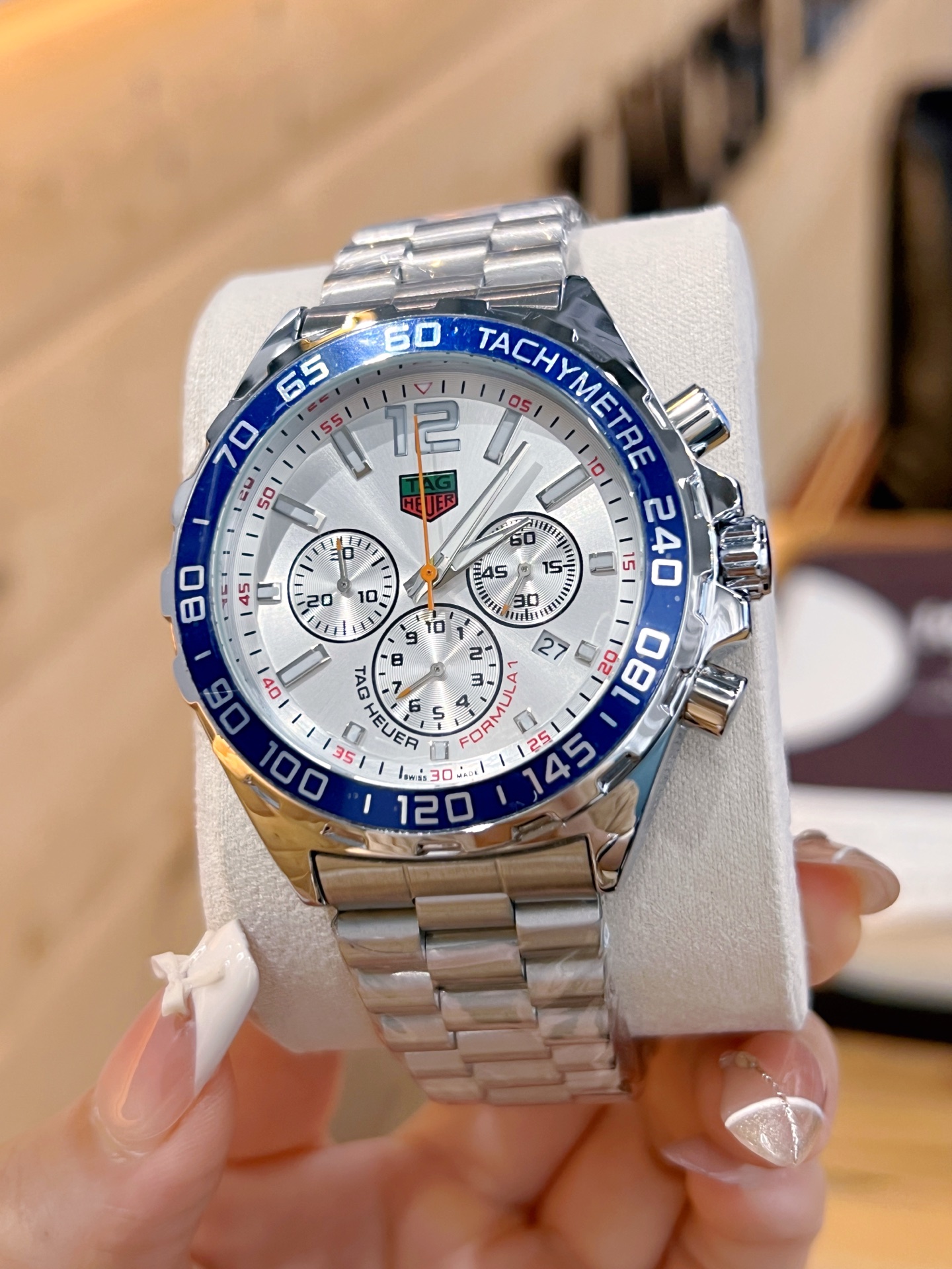 💰115。泰格豪雅 计时石英表，搭载原装机芯，蓝宝石防眩玻璃！316精钢蝴蝶扣表带，43mm直径，硬汉风格，完美诠释男人品味。