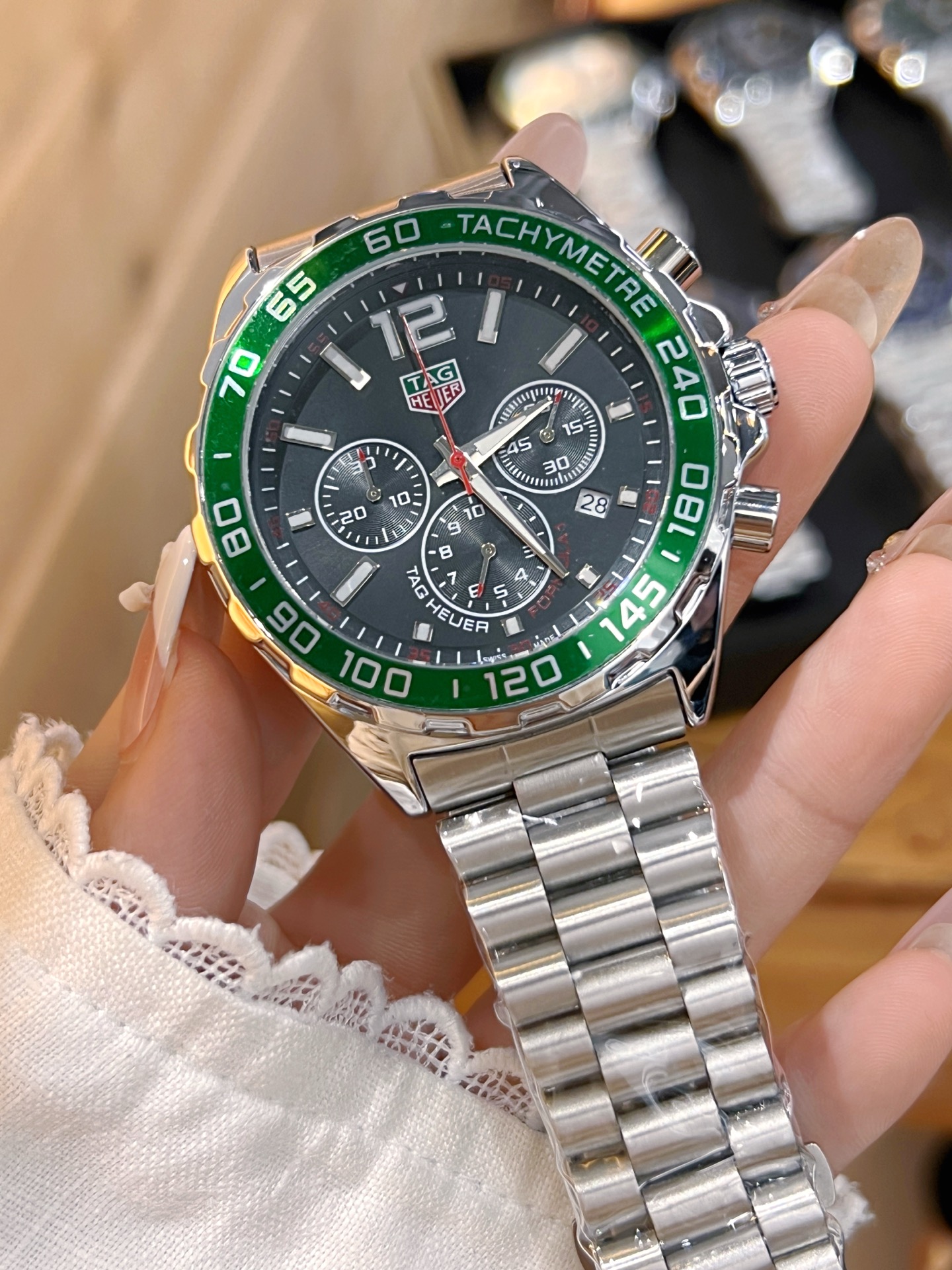 💰115。泰格豪雅 计时石英表，搭载原装机芯，蓝宝石防眩玻璃！316精钢蝴蝶扣表带，43mm直径，硬汉风格，完美诠释男人品味。