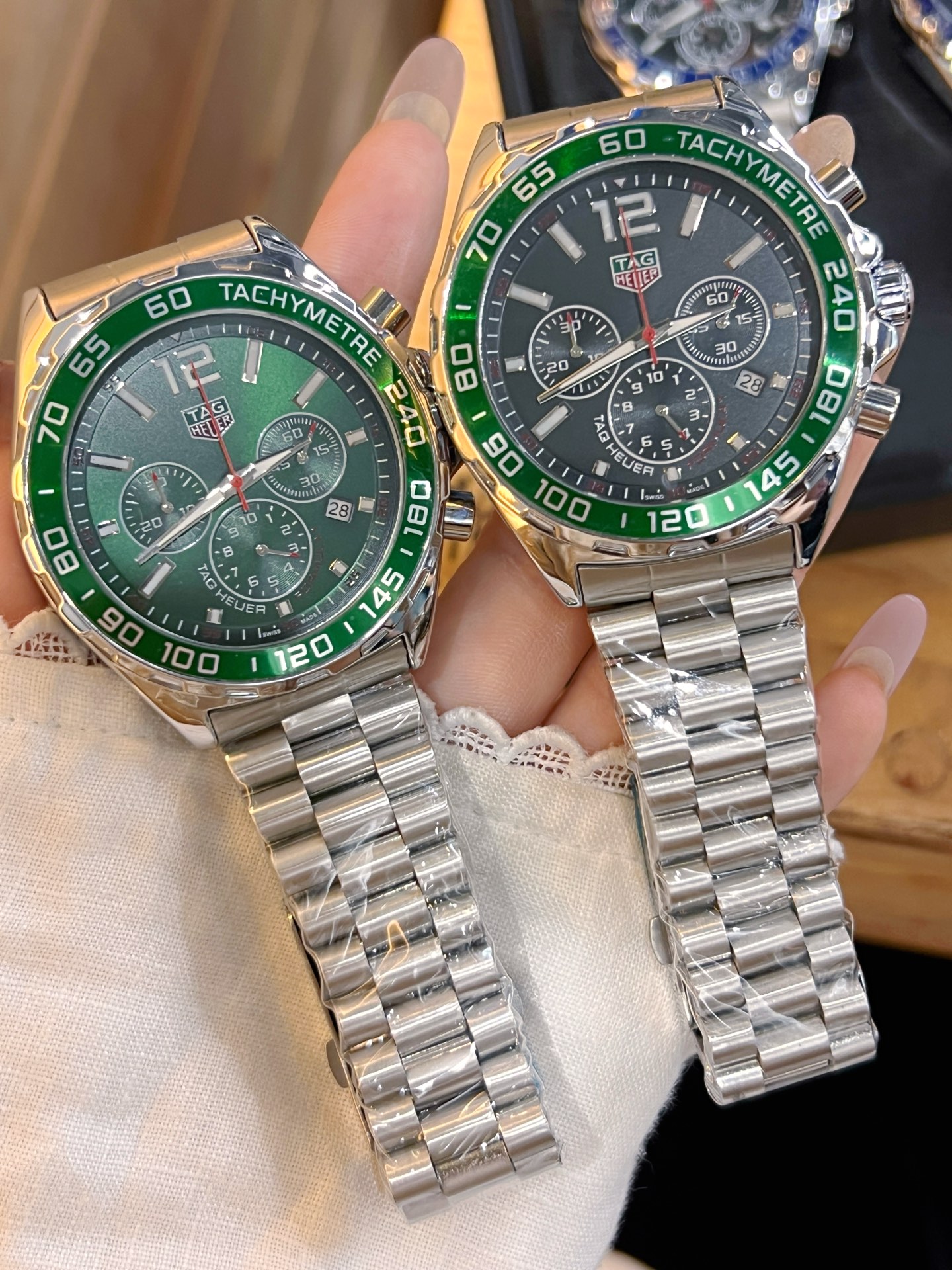 💰115。泰格豪雅 计时石英表，搭载原装机芯，蓝宝石防眩玻璃！316精钢蝴蝶扣表带，43mm直径，硬汉风格，完美诠释男人品味。