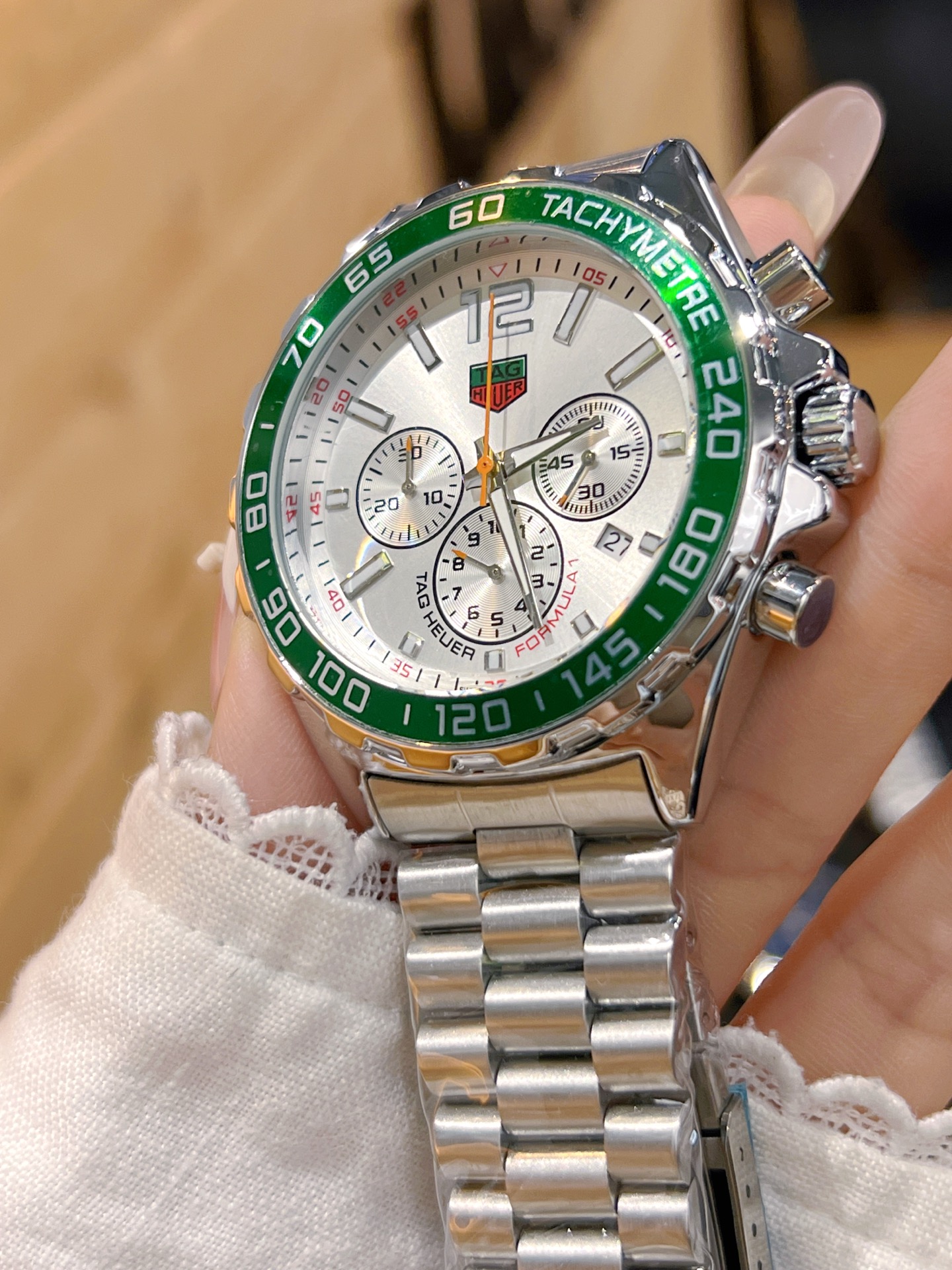 💰115。泰格豪雅 计时石英表，搭载原装机芯，蓝宝石防眩玻璃！316精钢蝴蝶扣表带，43mm直径，硬汉风格，完美诠释男人品味。