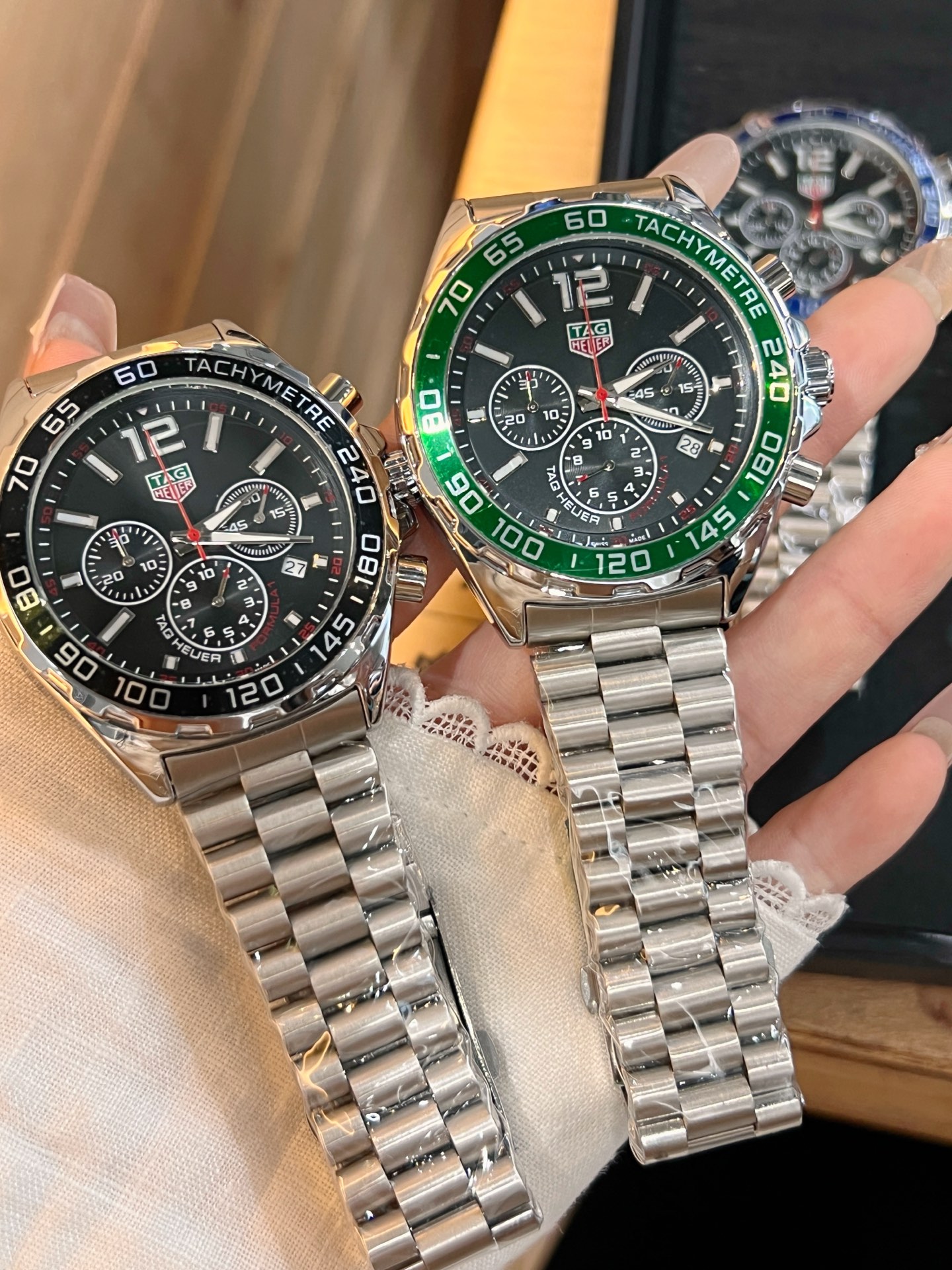 💰115。泰格豪雅 计时石英表，搭载原装机芯，蓝宝石防眩玻璃！316精钢蝴蝶扣表带，43mm直径，硬汉风格，完美诠释男人品味。