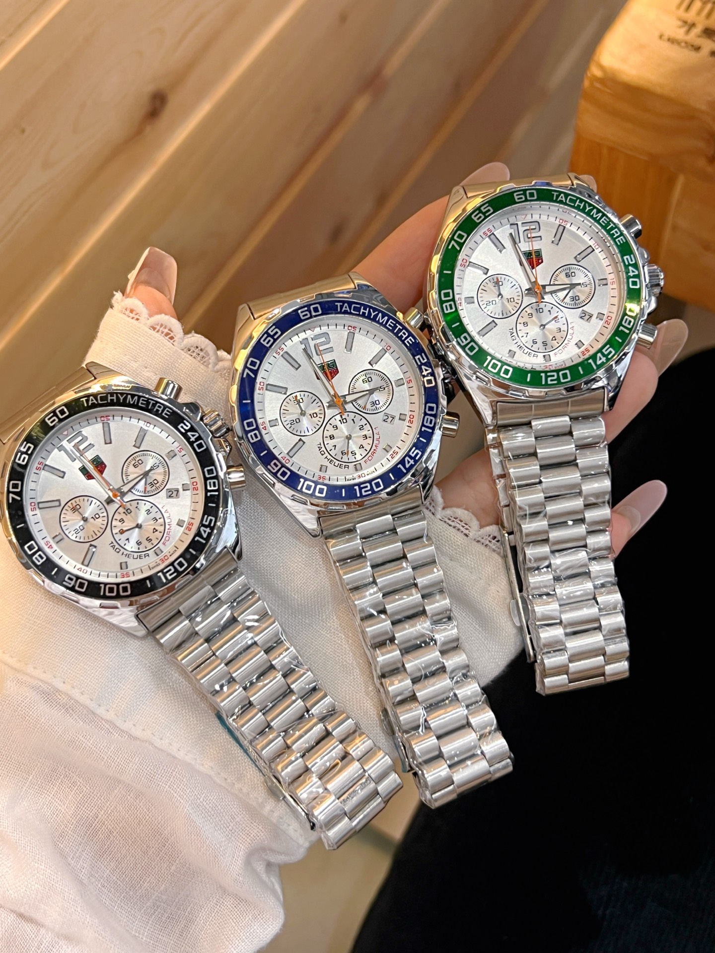 💰115。泰格豪雅 计时石英表，搭载原装机芯，蓝宝石防眩玻璃！316精钢蝴蝶扣表带，43mm直径，硬汉风格，完美诠释男人品味。