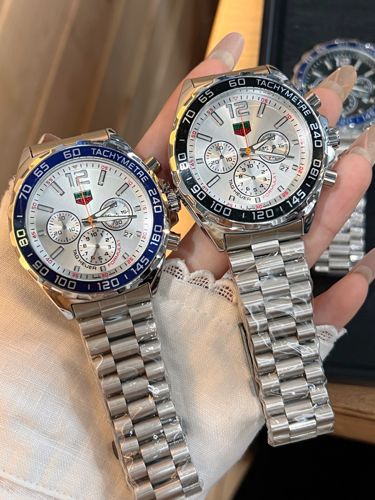 💰115。泰格豪雅 计时石英表，搭载原装机芯，蓝宝石防眩玻璃！316精钢蝴蝶扣表带，43mm直径，硬汉风格，完美诠释男人品味。