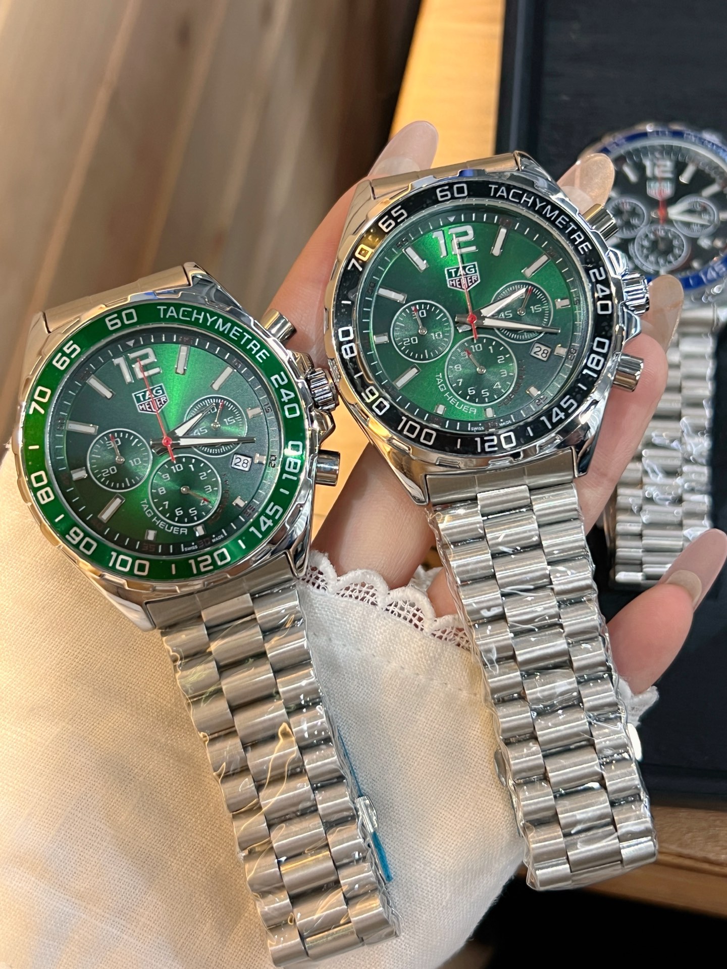 💰115。泰格豪雅 计时石英表，搭载原装机芯，蓝宝石防眩玻璃！316精钢蝴蝶扣表带，43mm直径，硬汉风格，完美诠释男人品味。