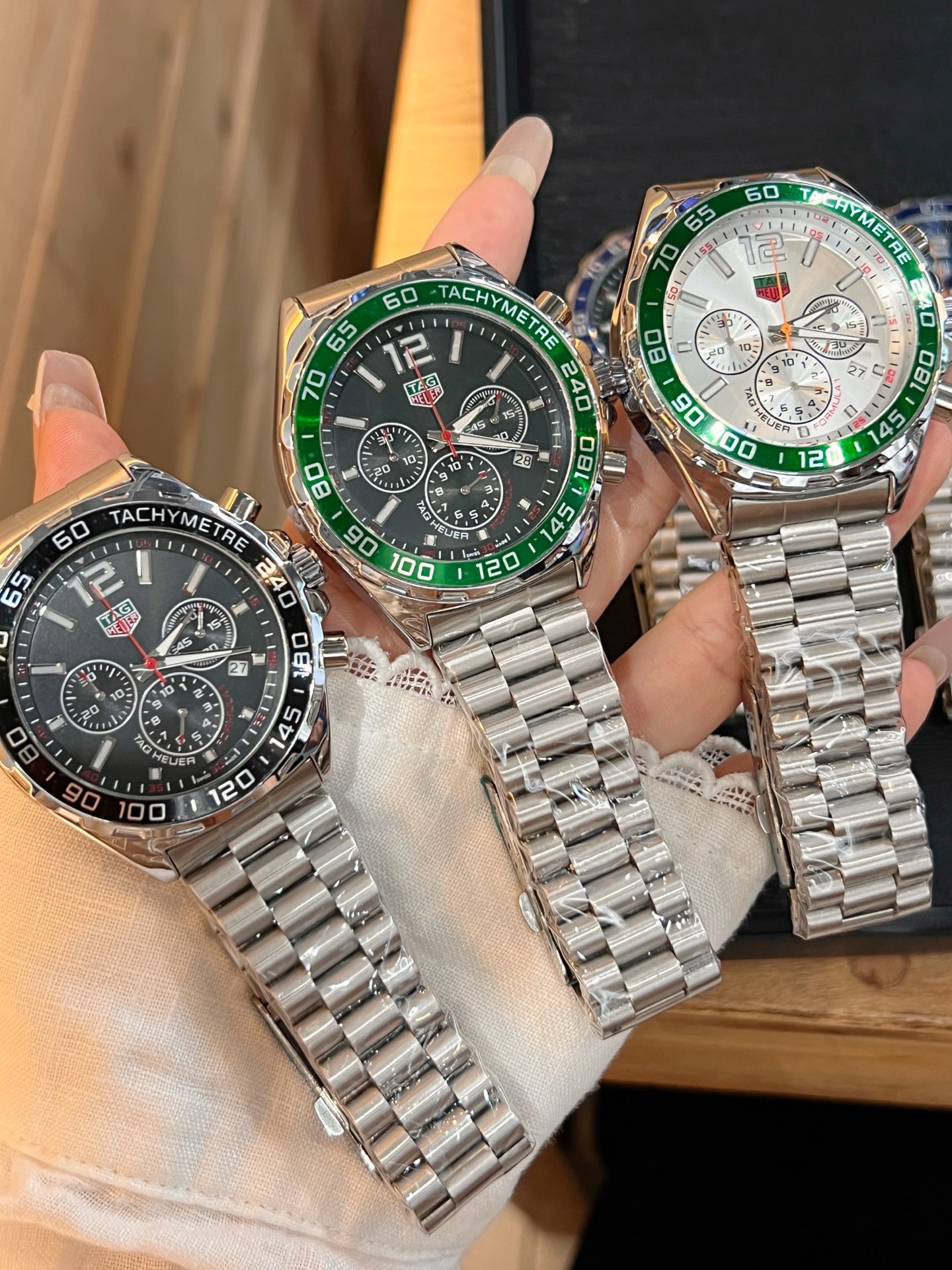 💰115。泰格豪雅 计时石英表，搭载原装机芯，蓝宝石防眩玻璃！316精钢蝴蝶扣表带，43mm直径，硬汉风格，完美诠释男人品味。