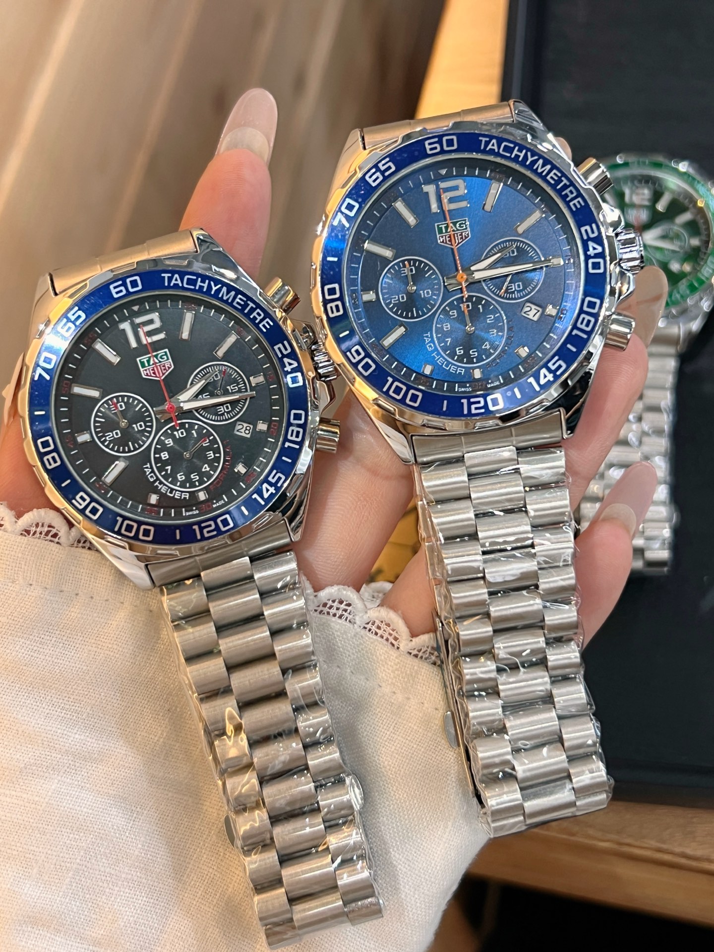 💰115。泰格豪雅 计时石英表，搭载原装机芯，蓝宝石防眩玻璃！316精钢蝴蝶扣表带，43mm直径，硬汉风格，完美诠释男人品味。