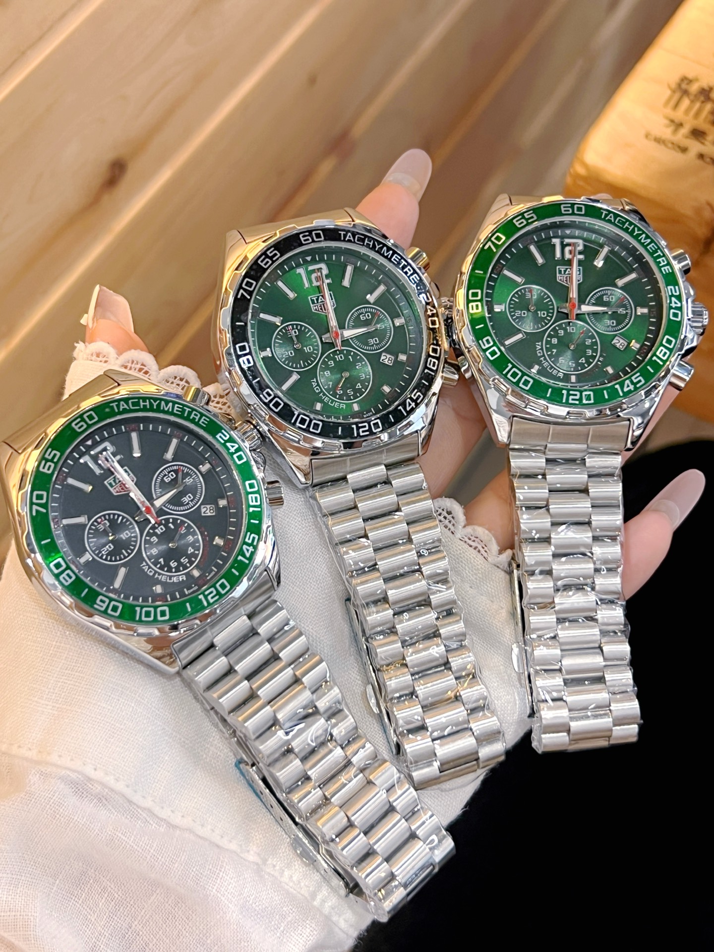 💰115。泰格豪雅 计时石英表，搭载原装机芯，蓝宝石防眩玻璃！316精钢蝴蝶扣表带，43mm直径，硬汉风格，完美诠释男人品味。