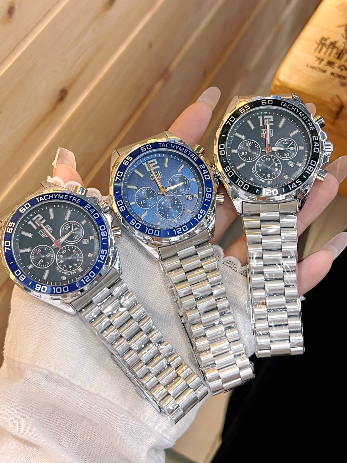 💰115。泰格豪雅 计时石英表，搭载原装机芯，蓝宝石防眩玻璃！316精钢蝴蝶扣表带，43mm直径，硬汉风格，完美诠释男人品味。