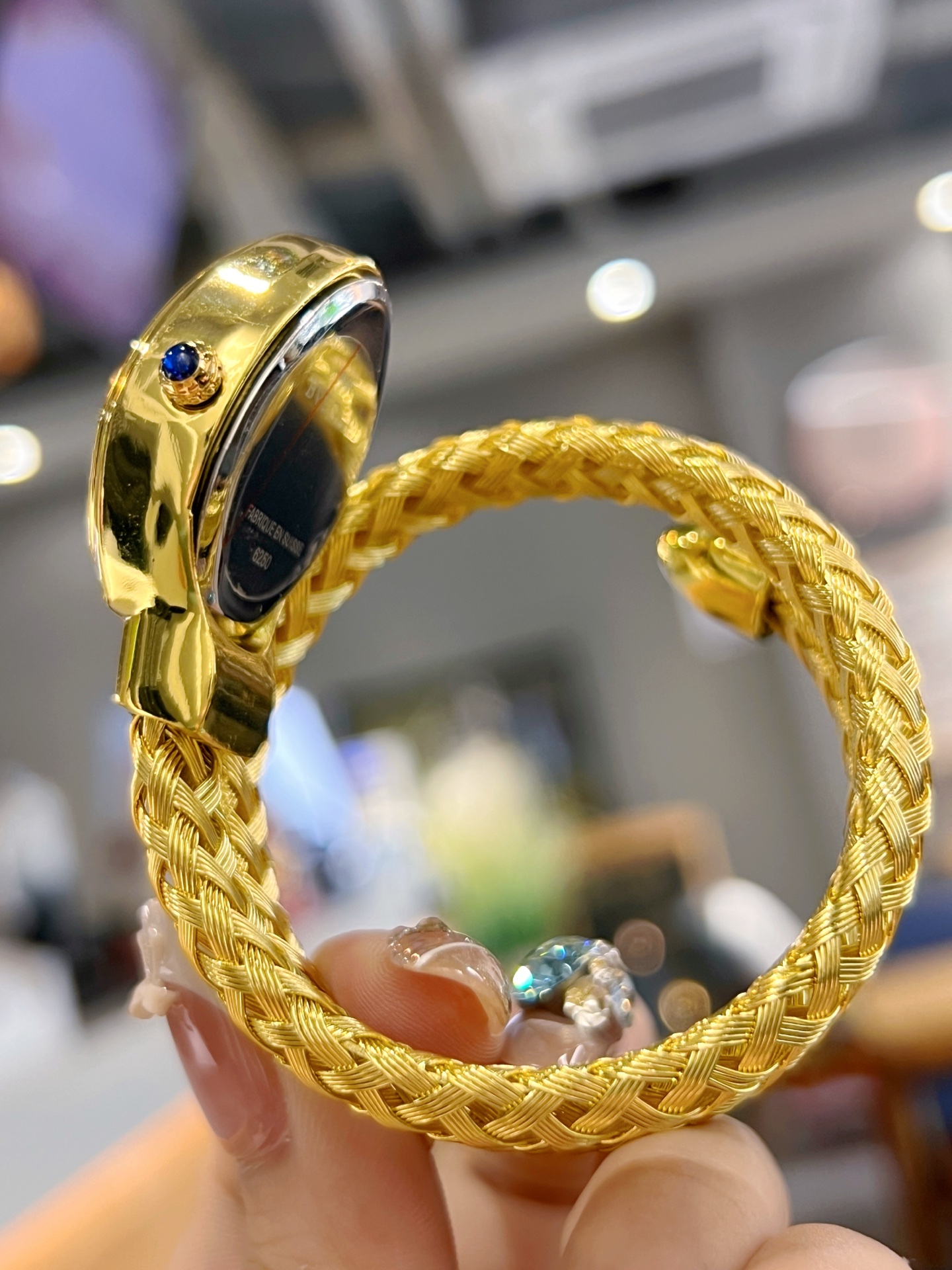 ❤️250包邮/原单代购级别
❤️🤩Bvlgari宝格丽腕表以匠心创意玩转时间千变万化，🧸🎊诠释非凡时尚魅力，各色表面。可当饰品佩戴，腕表如同不断变化色彩的灵蛇，这款时尚前卫，令人爱不释手的蛇形腕表，采用双环绕式展现浓郁的异国情调。